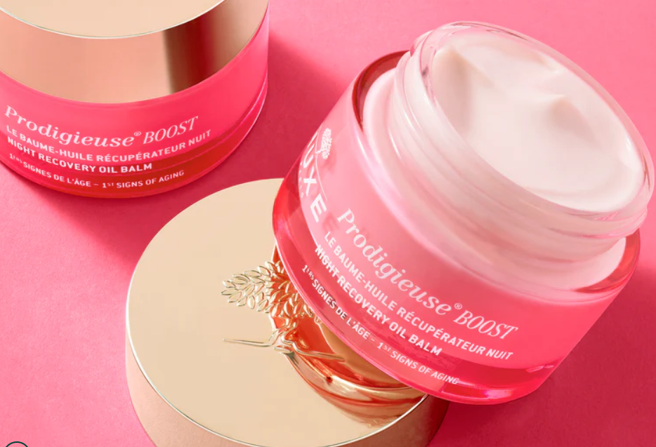 Gran Farmacia Andorra🌙✨ Ritual nocturno que transforma tu piel mientras duermes ✨🌙 Descubre el Bálsamo-Aceite Renovador Noche Prodigieuse® BOOST de NUXE, el secreto para despertar con la piel descansada, hidratada y llena de energía. 💆‍♀️ Su textura única bálsamo-aceite se funde en la piel sin dejar acabado graso, envolviéndola en un velo de suavidad y confort absoluto. 🌸 Enriquecido con extracto antioxidante de jazmín, este tratamiento nocturno: ✔️ Relaja los rasgos ✔️ Hidrata intensamente ✔️ Energiza la dermis ✔️ Alisa y devuelve la tersura natural noche tras noche 💫 Su fragancia de jazmín, litchi y almizcle convierte cada aplicación en un momento de puro deleite multisensorial. 🛍️ Disponible en Gran Farmacia Andorra, líder en parafarmacia en Andorra la Vella 🇦🇩 Tu piel merece lo mejor, incluso mientras duermes. #NUXEBoost #ProdigieuseBoost #RitualNocturno #BálsamoAceite #SkincareDeNoche #GlowAlDespertar #GranFarmaciaAndorra #ParafarmaciaAndorra #CosméticaSensorial #JazmínYLitchi #PielRenovada #DescansoParaLaPiel