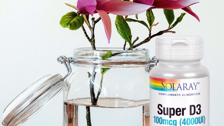 Comprar SOLARAY D3 100 mcg en GRAN FARMACIA ANDORRA. Las últimas investigaciones nos muestran cómo una gran cantidad de personas que vienen de latitudes medias altas tiene unos niveles de vitamina D poco adecuados entre los meses de octubre y abril. Durante el mes de marzo, es cuando los niveles de vitamina D pueden llegar a ser más bajos.⁣ ⁣La vitamina D puede ser sintetizada por el organismo por la acción de los rayos ultravioleta (UV-B) del sol. ⁣ ⁣Las condiciones para que esta producción sea eficaz son reducidas en las regiones templadas del hemisferio norte debido al ángulo de elevación del sol y de la meteorología en estas estaciones, pero también por nuestro estilo de vida urbano: en estos meses no salimos lo suficiente y además lo hacemos demasiado tapados para que la producción de vitamina D pueda suceder.⁣ ⁣A pesar del debate sobre a partir de qué tasa sanguínea de vitamina D ya se observan los beneficios, se cree que tasas superiores a 50 nmol/ml hasta 75 nmol/ml serían las óptimas para la salud general. Al contrario, las tasas inferiores a 30 nmol/ml se asocian a efectos nefastos para la salud.⁣ ⁣Como la vitamina D es liposoluble, el organismo la puede almacenar en las grasas cuando los aportes son superiores a las necesidades de esta vitamina.⁣