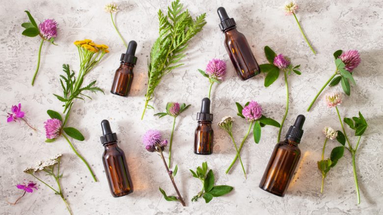 Aquí tens una relació de 40 olis essencials amb una descripció breu i útil en català. 1–10 Llavanda (Lavandula angustifolia) Oli molt versàtil, calmant i equilibrant, ajuda a relaxar, millorar el son i calmar irritacions lleus de la pell. Arbre del te (Melaleuca alternifolia) Potent purificant i antimicrobià, molt usat per a pells grasses, acne i petites infeccions superficials. Eucaliptus (Eucalyptus globulus/radiata) Ajuda a descongestionar les vies respiratòries, refrescant i clarificador; ideal en difusor en èpoques de refredats. Llimona (Citrus limon) Tònic i revitalitzant, amb aroma fresc; s’utilitza per donar energia, netejar l’ambient i en cosmètica purificant. Taronja dolça (Citrus sinensis) Relaxant suau i alegre, ajuda a millorar l’ànim i crear ambients acollidors; molt agradable en difusió ambiental. Menta piperita (Mentha x piperita) Molt refrescant i estimulant; s’utilitza per aclarir la ment, alleujar sensació de fatiga i com a suport digestiu (sempre ben diluïda). Camamilla romana (Chamaemelum nobile) Calmant i antiinflamatòria, indicada per a pells sensibles, irritacions lleus i per afavorir la relaxació i el descans. Ravintsara (Cinnamomum camphora CT cineol) Moltes vegades usada com a suport en defenses i respiració; ajuda a enfortir l’organisme en temporades de virus. Timó (Thymus vulgaris) Antimicrobià potent, s’utilitza en sinergies per a suport respiratori i defenses; cal usar-lo sempre molt ben diluït. Romaní (Rosmarinus officinalis) Estimulant circulatori i mental, ajuda a la concentració i se sol utilitzar en massatges per a músculs cansats. 11–20 Farigola (Thymus zygis/Thymus serpyllum) Purificant i tònic, tradicionalment utilitzada com a suport respiratori i per donar energia en moments de cansament. Gerani (Pelargonium graveolens) Equilibrant cutani i emocional, molt apreciat per a pells mixtes/madures i per crear perfums florals harmonitzants. Ylang-ylang (Cananga odorata) Oli floral intens, relaxant i sensual; ajuda a calmar l’estrès i s’utilitza en cosmètica capil·lar i perfumeria. Encens (Boswellia carterii) Amb aroma profund i meditatiu; es valora per propietats regeneradores de la pell i per afavorir calma i recolliment. Sàlvia esclarea (Salvia sclarea) Reguladora i relaxant, sovint usada en sinergies per a benestar femení i per calmar tensió muscular i nerviosa. Petitgrain (Citrus aurantium ssp. amara, fulla/branques) Aroma fresc i verd, relaxant però alhora clarificador; molt utilitzat per a estrès i nervis, i en perfumeria natural. Neroli (Citrus aurantium ssp. amara, flor de taronger amarg) Floral fi i exquisit, molt valorat per a pells sensibles i madures, i per equilibrar emocions com l’ansietat suau. Bergamota (Citrus bergamia) Cítric elegant, uplifting, afavoreix bon humor i relax; s’utilitza en perfums frescos i per harmonitzar l’estat d’ànim. Canyella escorça (Cinnamomum verum) Aromàtic, càlid i molt intens; s’utilitza en sinergies molt diluïdes per estimular i perfumar, mai de forma extensa sobre la pell. Clau d’espècia (Syzygium aromaticum) Molt concentrat i calent, tradicionalment associat a propietats antimicrobianes; s’utilitza només en dosis molt baixes i localitzades. 21–30 Jengibre (Zingiber officinale) Escalfant i estimulant; se sol aplicar en massatges (ben diluït) per a musculatura i com a suport en sensació de fred i cansament. Llimona verda – lime (Citrus aurantiifolia) Cítric molt refrescant i alegre, ideal per a difusió en espais vitals i per donar un toc viu a sinergies aromàtiques. Pamplemussa / aranja (Citrus paradisi) Aroma lleuger i optimista; sovint usat en sinergies “detox” i per a sensació de lleugeresa corporal (sempre diluït). Mandarina (Citrus reticulata) Dulce i calmant, indicada per a moments de nervis, especialment en nens i adults que busquen relax suau. Pi silvestre (Pinus sylvestris) Aroma de bosc fresc; dóna sensació d’aire net i sovint s’empra en difusió per a espais carregats o com a suport respiratori. Cedre de l’Atles (Cedrus atlantica) Oli de base, amb aroma fustós; associat a arrelament i estabilitat, molt usat en barbes, cabell gras i perfums masculins. Vetiver (Vetiveria zizanoides) Terros i profund, molt ancorador; ideal per a sinergies relaxants i per donar persistència en perfumeria. Pachuli (Pogostemon cablin) Aroma terrós i sensual; utilitzat en perfumeria natural, per a pells amb tendència a greix o congestió i per a relaxació. Rosa damascena (Rosa damascena) Un dels olis més preuats; molt indicat per a pells madures i seques, i per a treball emocional de dol, autoestima i obertura del cor. Gessamí (Jasminum grandiflorum/officinale) Floral intens, molt sensual i euforitzant; s’utilitza en perfums, suport emocional i per donar un toc luxós a cosmètica. 31–40 Camamilla blava/alemanya (Matricaria recutita) Antiinflamatòria destacada, molt utilitzada per a pells irritades, vermellors i cosmètica calmant. Helicrís (Helichrysum italicum) Conegut com a “sempreviva”; apreciat en fórmules per a cops, blaus i pell madura, per la seva acció regeneradora. Llorer (Laurus nobilis) Tònic mental i respiratori; s’utilitza en sinergies per claredat mental i per donar força i confiança. Ciprer (Cupressus sempervirens) Relacionat amb circulació i sensació de cames cansades; també s’usa a nivell emocional per aportar estabilitat. Sàndal (Santalum sp.) Fustós, suau i profund; molt valorat en meditació, perfumeria i cures de la pell seca o madura. Benjuí (Styrax benzoin) Resinós, dolç i envoltant; aporta sensació de protecció, s’utilitza en pells seques i en sinergies confortants. Mirra (Commiphora myrrha) Resina sagrada en moltes tradicions; usada en preparats per a pell madura i com a oli de recolliment espiritual. Litsea cubeba / May Chang (Litsea cubeba) Cítric molt aromàtic, vivificant i net; ideal per perfumar espais, sinergies purificants i productes de bany. Ravintsara d’eucaliptus llimona – Eucaliptus llimona (Eucalyptus citriodora) Combina to refrescant i lleugerament cítric; s’empra per ambients nets, benestar articular i repel·lent d’insectes. Orenga (Origanum compactum/vulgare) Molt potent com a antimicrobià, reservat a usos molt concrets i sempre en dilucions altes; no apte per a ús cosmètic general.