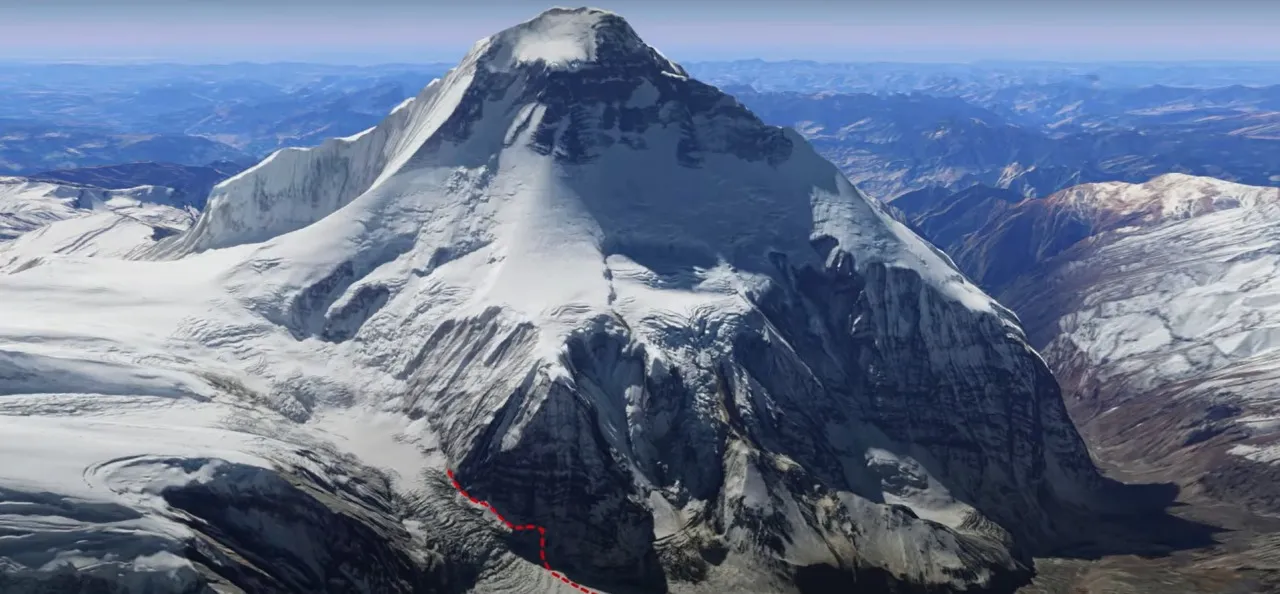 Altitude 8167 és una línia francesa de protecció solar i cura de la pell dissenyada específicament per a condicions extremes, com l'esquí o activitats d'alta muntanya. El nom fa referència a l'altitud del Dhaulāgiri, el setè pic més alt del món.  Productes destacats de protecció solar Aquesta gamma ofereix diverses textures i nivells de protecció per a pells sensibles exposades al sol intens, el fred i el vent.  Altitude 8167 Crème Solaire Dhaulagiri SPF 50+: Una crema de protecció molt alta, testada dermatològicament, que actua com a protector contra el fred i les inclemències del temps sense deixar residus blancs. Altitude 8167 Lait Solaire SPF 50+: Un llet solar formulada amb Aloe Vera i olis de Macadàmia per hidratar la pell sensible durant l'exposició intensa en glaciars o platges. Altitude 8167 Stick Lèvres SPF 30: Un protector labial dissenyat per protegir contra els raigs UV, el vent i la pluja durant activitats a l'aire lliure. Altitude 8167 Crème Enfants SPF 50+: Variant específica per a nens amb una protecció molt alta contra les radiacions UVA/UVB.  Característiques principals Segons Vital Beauty Products, els productes de la línia es defineixen per: Formulació lliure d'al·lèrgens: No contenen parabens, PEG ni fenoxietanol. Ingredients naturals: Combinen filtres orgànics amb ingredients com àloe vera, Vitamines A i E, i extractes de plantes com l'hipèric (St. John's Wort). Fabricació: Tots els productes són fabricats a França.  Disponibilitat Podeu trobar aquests productes en línia a través de plataformes especialitzades en dermocosmètica com Phacil Delivery o distribuïdors de productes de bellesa professional com Vital Beauty Products.  Estàs buscant una protecció solar específica per a la cara o prefereixes un format de llet corporal per a tota la família? 