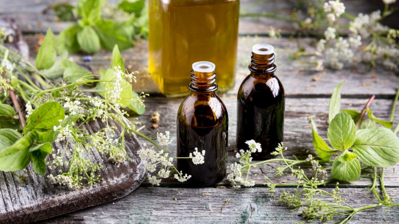 OLIS ESSENCIALS: L'ESSÈNCIA TERAPÈUTICA DE LA NATURA. Descobreix el poder de l'aromateràpia científica i les propietats regeneradores dels olis essencials de grau farmacèutic. Els olis essencials són concentrats altament complexos que contenen els principis actius i aromàtics de les plantes. Aquestes substàncies volàtils s'obtenen mitjançant mètodes d'extracció rigorosos, com la destil·lació per corrent de vapor d'aigua de parts específiques (fulles, arrels o flors) o l'expressió en fred de l'escorça en el cas dels cítrics, preservant així tota la seva integritat molecular. A la nostra farmàcia, oferim una selecció rigorosa d'olis essencials procedents d'agricultura ecològica (BIO). Garantim productes 100% naturals, purs i quimiotipats, lliures d'additius, pesticides o fragàncies sintètiques, assegurant la màxima seguretat i eficàcia terapèutica. Aplicacions i Beneficis L'ús dels olis essencials va més enllà del benestar sensorial; actuen de forma holística sobre el cos i la ment: Aromateràpia Científica: Per equilibrar el sistema nerviós, reduir l'estrès i millorar l'estat d'ànim. Dermocosmètica Avançada: Ideals per potenciar les teves rutines d'higiene i cosmètica o per a l'elaboració de preparats naturals personalitzats. Suport Terapèutic: Molts olis posseeixen propietats antisèptiques, antiinflamatòries o digestives reconegudes. Els Olis Essencials més Populars i les seves Propietats A continuació, enumerem els imprescindibles que no poden faltar a la teva farmaciola natural: Lavanda (Lavandula angustifolia): El rei de la relaxació. Excel·lent per combatre l'insomni, l'ansietat i com a potent regenerador cutani en cas de cremades o irritacions. Arbre del Te (Melaleuca alternifolia): Un imprescindible per les seves propietats antisèptiques, antibacterianes i antifúngiques. Molt utilitzat per tractar l'acne i afeccions cutànies. Llimona (Citrus limon): Gran tònic digestiu i desinfectant ambiental. Destaca pel seu efecte purificant i per aportar energia i claredat mental. Eucaliptus (Eucalyptus globulus): L'aliat de les vies respiratòries. Ajuda a descongestionar i facilita l'expulsió de mucositat durant els refredats. Menta Peperita (Mentha piperita): Molt eficaç per alleujar mals de cap (aplicat a les temples) i per millorar digestions pesades o nàusees. Romaní (Rosmarinus officinalis): Ideal per a la concentració i la memòria, així com per estimular la circulació i alleujar dolors musculars. Assessorament Professional L'ús dels olis essencials requereix coneixement, ja que són substàncies molt concentrades. Si necessites orientació sobre la dosificació, les contraindicacions o les vies d'administració, el nostre equip farmacèutic està a la teva disposició. Compra a la nostra farmàcia en línia olis essencials BIO de màxima qualitat al millor preu. T'agradaria que redactés també un petit quadre de precaucions d'ús (embaràs, infants, etc.) per afegir-ho al final?