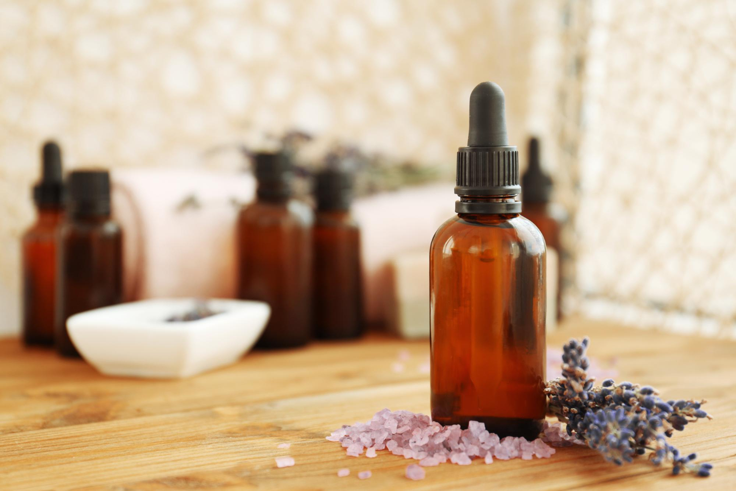 OLIS ESSENCIALS: L'ESSÈNCIA TERAPÈUTICA DE LA NATURA. Descobreix el poder de l'aromateràpia científica i les propietats regeneradores dels olis essencials de grau farmacèutic. Els olis essencials són concentrats altament complexos que contenen els principis actius i aromàtics de les plantes. Aquestes substàncies volàtils s'obtenen mitjançant mètodes d'extracció rigorosos, com la destil·lació per corrent de vapor d'aigua de parts específiques (fulles, arrels o flors) o l'expressió en fred de l'escorça en el cas dels cítrics, preservant així tota la seva integritat molecular. A la nostra farmàcia, oferim una selecció rigorosa d'olis essencials procedents d'agricultura ecològica (BIO). Garantim productes 100% naturals, purs i quimiotipats, lliures d'additius, pesticides o fragàncies sintètiques, assegurant la màxima seguretat i eficàcia terapèutica. Aplicacions i Beneficis L'ús dels olis essencials va més enllà del benestar sensorial; actuen de forma holística sobre el cos i la ment: Aromateràpia Científica: Per equilibrar el sistema nerviós, reduir l'estrès i millorar l'estat d'ànim. Dermocosmètica Avançada: Ideals per potenciar les teves rutines d'higiene i cosmètica o per a l'elaboració de preparats naturals personalitzats. Suport Terapèutic: Molts olis posseeixen propietats antisèptiques, antiinflamatòries o digestives reconegudes. Els Olis Essencials més Populars i les seves Propietats A continuació, enumerem els imprescindibles que no poden faltar a la teva farmaciola natural: Lavanda (Lavandula angustifolia): El rei de la relaxació. Excel·lent per combatre l'insomni, l'ansietat i com a potent regenerador cutani en cas de cremades o irritacions. Arbre del Te (Melaleuca alternifolia): Un imprescindible per les seves propietats antisèptiques, antibacterianes i antifúngiques. Molt utilitzat per tractar l'acne i afeccions cutànies. Llimona (Citrus limon): Gran tònic digestiu i desinfectant ambiental. Destaca pel seu efecte purificant i per aportar energia i claredat mental. Eucaliptus (Eucalyptus globulus): L'aliat de les vies respiratòries. Ajuda a descongestionar i facilita l'expulsió de mucositat durant els refredats. Menta Peperita (Mentha piperita): Molt eficaç per alleujar mals de cap (aplicat a les temples) i per millorar digestions pesades o nàusees. Romaní (Rosmarinus officinalis): Ideal per a la concentració i la memòria, així com per estimular la circulació i alleujar dolors musculars. Assessorament Professional L'ús dels olis essencials requereix coneixement, ja que són substàncies molt concentrades. Si necessites orientació sobre la dosificació, les contraindicacions o les vies d'administració, el nostre equip farmacèutic està a la teva disposició. Compra a la nostra farmàcia en línia olis essencials BIO de màxima qualitat al millor preu. T'agradaria que redactés també un petit quadre de precaucions d'ús (embaràs, infants, etc.) per afegir-ho al final?