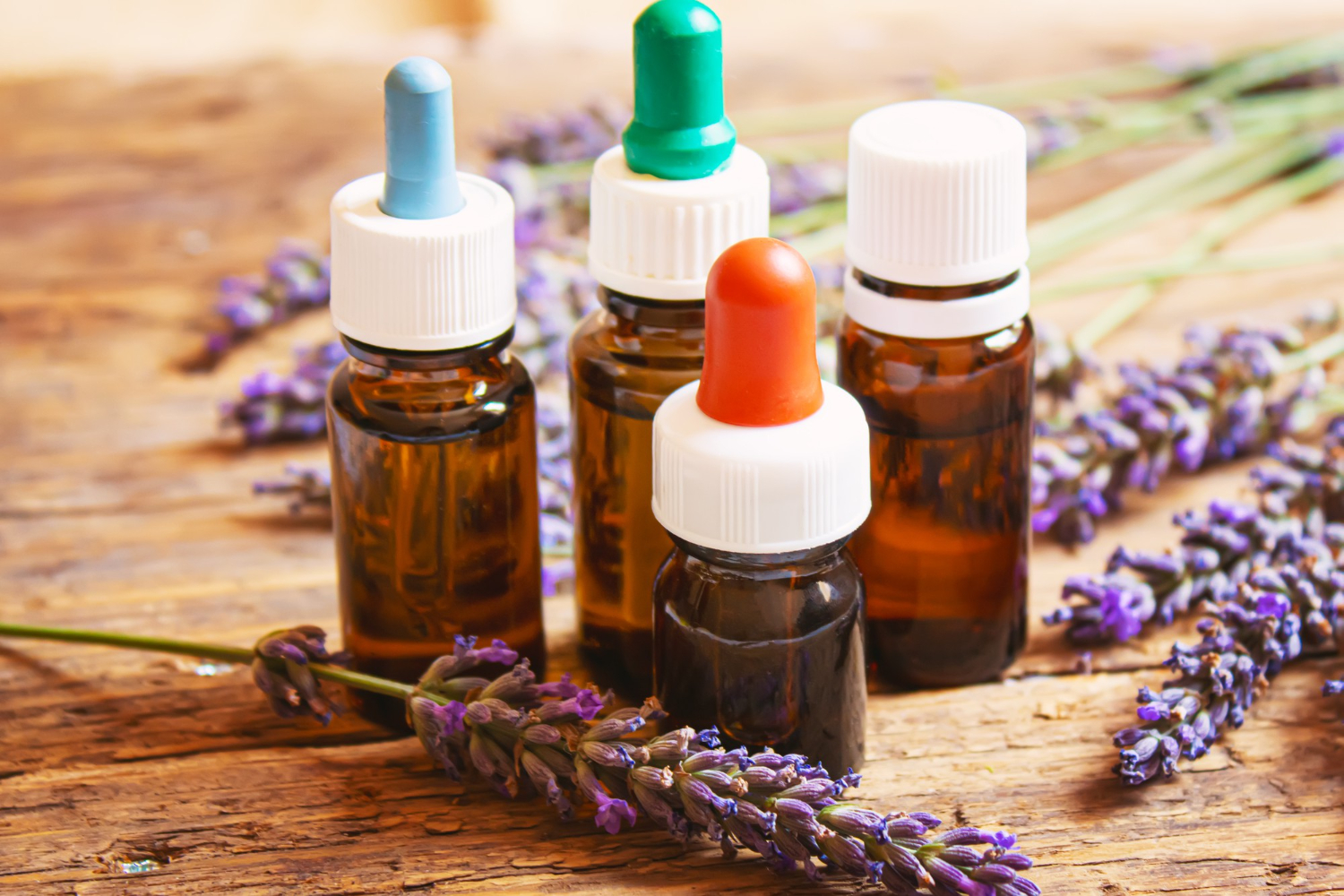 Aquí tens una relació de 40 olis essencials amb una descripció breu i útil en català. 1–10 Llavanda (Lavandula angustifolia) Oli molt versàtil, calmant i equilibrant, ajuda a relaxar, millorar el son i calmar irritacions lleus de la pell. Arbre del te (Melaleuca alternifolia) Potent purificant i antimicrobià, molt usat per a pells grasses, acne i petites infeccions superficials. Eucaliptus (Eucalyptus globulus/radiata) Ajuda a descongestionar les vies respiratòries, refrescant i clarificador; ideal en difusor en èpoques de refredats. Llimona (Citrus limon) Tònic i revitalitzant, amb aroma fresc; s’utilitza per donar energia, netejar l’ambient i en cosmètica purificant. Taronja dolça (Citrus sinensis) Relaxant suau i alegre, ajuda a millorar l’ànim i crear ambients acollidors; molt agradable en difusió ambiental. Menta piperita (Mentha x piperita) Molt refrescant i estimulant; s’utilitza per aclarir la ment, alleujar sensació de fatiga i com a suport digestiu (sempre ben diluïda). Camamilla romana (Chamaemelum nobile) Calmant i antiinflamatòria, indicada per a pells sensibles, irritacions lleus i per afavorir la relaxació i el descans. Ravintsara (Cinnamomum camphora CT cineol) Moltes vegades usada com a suport en defenses i respiració; ajuda a enfortir l’organisme en temporades de virus. Timó (Thymus vulgaris) Antimicrobià potent, s’utilitza en sinergies per a suport respiratori i defenses; cal usar-lo sempre molt ben diluït. Romaní (Rosmarinus officinalis) Estimulant circulatori i mental, ajuda a la concentració i se sol utilitzar en massatges per a músculs cansats. 11–20 Farigola (Thymus zygis/Thymus serpyllum) Purificant i tònic, tradicionalment utilitzada com a suport respiratori i per donar energia en moments de cansament. Gerani (Pelargonium graveolens) Equilibrant cutani i emocional, molt apreciat per a pells mixtes/madures i per crear perfums florals harmonitzants. Ylang-ylang (Cananga odorata) Oli floral intens, relaxant i sensual; ajuda a calmar l’estrès i s’utilitza en cosmètica capil·lar i perfumeria. Encens (Boswellia carterii) Amb aroma profund i meditatiu; es valora per propietats regeneradores de la pell i per afavorir calma i recolliment. Sàlvia esclarea (Salvia sclarea) Reguladora i relaxant, sovint usada en sinergies per a benestar femení i per calmar tensió muscular i nerviosa. Petitgrain (Citrus aurantium ssp. amara, fulla/branques) Aroma fresc i verd, relaxant però alhora clarificador; molt utilitzat per a estrès i nervis, i en perfumeria natural. Neroli (Citrus aurantium ssp. amara, flor de taronger amarg) Floral fi i exquisit, molt valorat per a pells sensibles i madures, i per equilibrar emocions com l’ansietat suau. Bergamota (Citrus bergamia) Cítric elegant, uplifting, afavoreix bon humor i relax; s’utilitza en perfums frescos i per harmonitzar l’estat d’ànim. Canyella escorça (Cinnamomum verum) Aromàtic, càlid i molt intens; s’utilitza en sinergies molt diluïdes per estimular i perfumar, mai de forma extensa sobre la pell. Clau d’espècia (Syzygium aromaticum) Molt concentrat i calent, tradicionalment associat a propietats antimicrobianes; s’utilitza només en dosis molt baixes i localitzades. 21–30 Jengibre (Zingiber officinale) Escalfant i estimulant; se sol aplicar en massatges (ben diluït) per a musculatura i com a suport en sensació de fred i cansament. Llimona verda – lime (Citrus aurantiifolia) Cítric molt refrescant i alegre, ideal per a difusió en espais vitals i per donar un toc viu a sinergies aromàtiques. Pamplemussa / aranja (Citrus paradisi) Aroma lleuger i optimista; sovint usat en sinergies “detox” i per a sensació de lleugeresa corporal (sempre diluït). Mandarina (Citrus reticulata) Dulce i calmant, indicada per a moments de nervis, especialment en nens i adults que busquen relax suau. Pi silvestre (Pinus sylvestris) Aroma de bosc fresc; dóna sensació d’aire net i sovint s’empra en difusió per a espais carregats o com a suport respiratori. Cedre de l’Atles (Cedrus atlantica) Oli de base, amb aroma fustós; associat a arrelament i estabilitat, molt usat en barbes, cabell gras i perfums masculins. Vetiver (Vetiveria zizanoides) Terros i profund, molt ancorador; ideal per a sinergies relaxants i per donar persistència en perfumeria. Pachuli (Pogostemon cablin) Aroma terrós i sensual; utilitzat en perfumeria natural, per a pells amb tendència a greix o congestió i per a relaxació. Rosa damascena (Rosa damascena) Un dels olis més preuats; molt indicat per a pells madures i seques, i per a treball emocional de dol, autoestima i obertura del cor. Gessamí (Jasminum grandiflorum/officinale) Floral intens, molt sensual i euforitzant; s’utilitza en perfums, suport emocional i per donar un toc luxós a cosmètica. 31–40 Camamilla blava/alemanya (Matricaria recutita) Antiinflamatòria destacada, molt utilitzada per a pells irritades, vermellors i cosmètica calmant. Helicrís (Helichrysum italicum) Conegut com a “sempreviva”; apreciat en fórmules per a cops, blaus i pell madura, per la seva acció regeneradora. Llorer (Laurus nobilis) Tònic mental i respiratori; s’utilitza en sinergies per claredat mental i per donar força i confiança. Ciprer (Cupressus sempervirens) Relacionat amb circulació i sensació de cames cansades; també s’usa a nivell emocional per aportar estabilitat. Sàndal (Santalum sp.) Fustós, suau i profund; molt valorat en meditació, perfumeria i cures de la pell seca o madura. Benjuí (Styrax benzoin) Resinós, dolç i envoltant; aporta sensació de protecció, s’utilitza en pells seques i en sinergies confortants. Mirra (Commiphora myrrha) Resina sagrada en moltes tradicions; usada en preparats per a pell madura i com a oli de recolliment espiritual. Litsea cubeba / May Chang (Litsea cubeba) Cítric molt aromàtic, vivificant i net; ideal per perfumar espais, sinergies purificants i productes de bany. Ravintsara d’eucaliptus llimona – Eucaliptus llimona (Eucalyptus citriodora) Combina to refrescant i lleugerament cítric; s’empra per ambients nets, benestar articular i repel·lent d’insectes. Orenga (Origanum compactum/vulgare) Molt potent com a antimicrobià, reservat a usos molt concrets i sempre en dilucions altes; no apte per a ús cosmètic general.