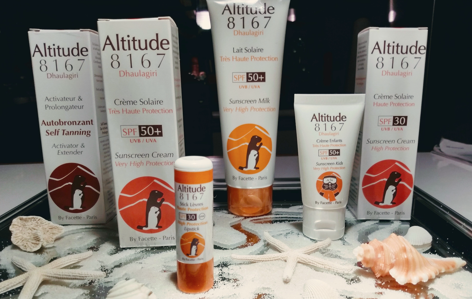 Altitude 8167 és una línia francesa de protecció solar i cura de la pell dissenyada específicament per a condicions extremes, com l'esquí o activitats d'alta muntanya. El nom fa referència a l'altitud del Dhaulāgiri, el setè pic més alt del món.  Productes destacats de protecció solar Aquesta gamma ofereix diverses textures i nivells de protecció per a pells sensibles exposades al sol intens, el fred i el vent.  Altitude 8167 Crème Solaire Dhaulagiri SPF 50+: Una crema de protecció molt alta, testada dermatològicament, que actua com a protector contra el fred i les inclemències del temps sense deixar residus blancs. Altitude 8167 Lait Solaire SPF 50+: Un llet solar formulada amb Aloe Vera i olis de Macadàmia per hidratar la pell sensible durant l'exposició intensa en glaciars o platges. Altitude 8167 Stick Lèvres SPF 30: Un protector labial dissenyat per protegir contra els raigs UV, el vent i la pluja durant activitats a l'aire lliure. Altitude 8167 Crème Enfants SPF 50+: Variant específica per a nens amb una protecció molt alta contra les radiacions UVA/UVB.  Característiques principals Segons Vital Beauty Products, els productes de la línia es defineixen per: Formulació lliure d'al·lèrgens: No contenen parabens, PEG ni fenoxietanol. Ingredients naturals: Combinen filtres orgànics amb ingredients com àloe vera, Vitamines A i E, i extractes de plantes com l'hipèric (St. John's Wort). Fabricació: Tots els productes són fabricats a França.  Disponibilitat Podeu trobar aquests productes en línia a través de plataformes especialitzades en dermocosmètica com Phacil Delivery o distribuïdors de productes de bellesa professional com Vital Beauty Products.  Estàs buscant una protecció solar específica per a la cara o prefereixes un format de llet corporal per a tota la família?