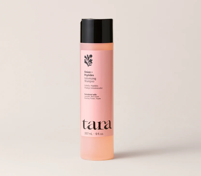 PRODUCTES DE PROTECCIÓ CAPIL·LAR DE TARA FÓRMULA Tara Formula és una marca especialitzada en cura capil·lar d’alta eficàcia, amb una filosofia scalp-first: tractar primer el cuir cabellut per millorar la salut dels cabells des de l’arrel. Les seves fórmules combinen extractes botànics potents i actius biotecnològics com: Ajo negre ABG10+: antioxidant 10 vegades més potent, reforça l’arrel i revitalitza. Ceramida NP: segella puntes, blinda hidratació i repara la fibra. Complex multivitamínic (A, C, E, B5, H): millora la salut del cuir cabellut i estimula el creixement. Extracte de dàtil: redueix la ruptura fins a un 50% i aporta humitat. La marca ofereix: Xampús (volum, detox, densitat, nutrició) Acondicionadors (hidratants, nutritius, regeneradors) Màscares reparadores Sèrums per al cuir cabellut (anticaiguda, calmants, densificadors) Rutines completes per a problemes específics (anticaiguda, volum, reparació) Tots els productes són sense sulfats, silicones, parabens, olis minerals, cruelty-free i dermatològicament testats.