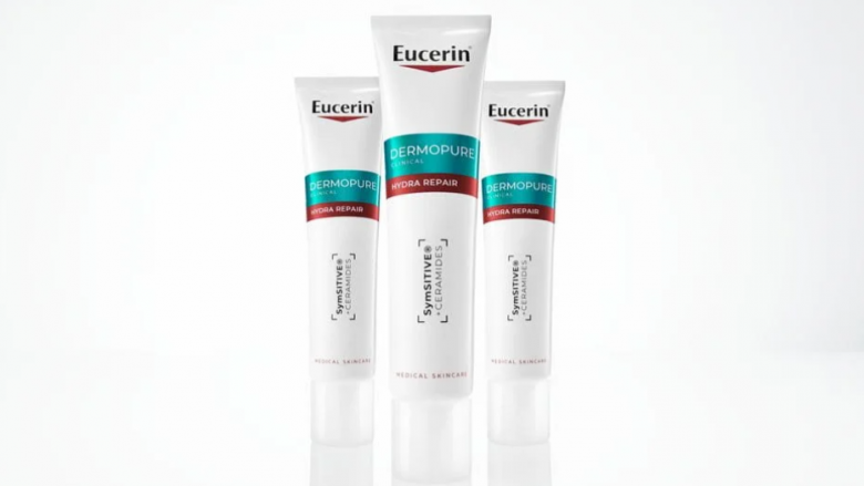Comprar EUCERIN DERMOPURE CLINICAL HYDRA REPAIR en Gran Farmacia Andorra. Patologías de la piel. Piel propensa al acné: muy sensible. Esta crema reparadora y calmante está recomendada por dermatólogos, y se ha demostrado clínicamente que repara la barrera cutánea mientras se utilizan tratamientos farmacológicos para el acné. Gracias a Symsitive™ y a las ceramidas, reduce al instante el escozor, el ardor y el picor. SymSitive* is a soothing ingredient for sensitive skin. With its neurosensory activity, SymSitive* provides instant and long-lasting relief from stinging, burning, and itching. Skin discomfort like tingling, burning, and itching is characterized by a hyperresponsiveness of sensory neurons and stimulation of the thermoreceptor TRPV1 (capsaicin receptor). The Nobel Prize in Physiology and Medicine 2021 was awarded to David Julius and Ardem Patapoutian for the discovery of temperature receptors such as TRPV1. SymSitive* acts on the Nobel Prize–awarded mode of action of TRPV1 actively soothes the feeling of tingling, itching and burning. *registered trademark of Symrise, Germany Ceramida: Las ceramidas son lípidos esenciales de la piel que forman un componente clave de la barrera epidérmica. Ofrecen dos beneficios principales: Función barrera: Las ceramidas fortalecen y restauran la barrera protectora de la piel, previniendo la pérdida de agua transepidérmica y protegiéndola frente a los factores ambientales. Alivio de la piel seca: Al mantener niveles óptimos de hidratación, las ceramidas alivian las manifestaciones de sequedad, manteniendo la piel suave y resistente.