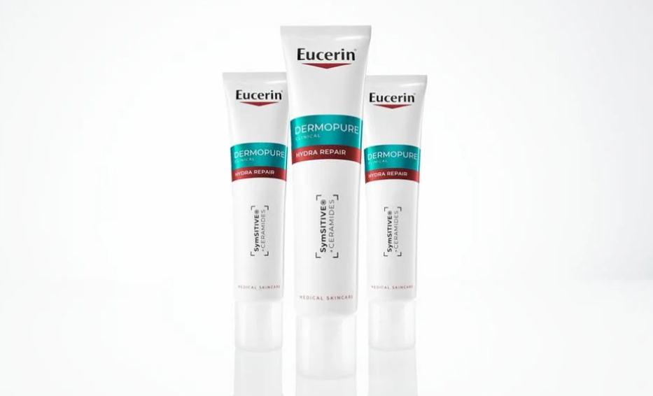 Comprar EUCERIN DERMOPURE CLINICAL HYDRA REPAIR en Gran Farmacia Andorra. Patologías de la piel. Piel propensa al acné: muy sensible. Esta crema reparadora y calmante está recomendada por dermatólogos, y se ha demostrado clínicamente que repara la barrera cutánea mientras se utilizan tratamientos farmacológicos para el acné. Gracias a Symsitive™ y a las ceramidas, reduce al instante el escozor, el ardor y el picor. SymSitive* is a soothing ingredient for sensitive skin. With its neurosensory activity, SymSitive* provides instant and long-lasting relief from stinging, burning, and itching. Skin discomfort like tingling, burning, and itching is characterized by a hyperresponsiveness of sensory neurons and stimulation of the thermoreceptor TRPV1 (capsaicin receptor). The Nobel Prize in Physiology and Medicine 2021 was awarded to David Julius and Ardem Patapoutian for the discovery of temperature receptors such as TRPV1. SymSitive* acts on the Nobel Prize–awarded mode of action of TRPV1 actively soothes the feeling of tingling, itching and burning. *registered trademark of Symrise, Germany Ceramida: Las ceramidas son lípidos esenciales de la piel que forman un componente clave de la barrera epidérmica. Ofrecen dos beneficios principales: Función barrera: Las ceramidas fortalecen y restauran la barrera protectora de la piel, previniendo la pérdida de agua transepidérmica y protegiéndola frente a los factores ambientales. Alivio de la piel seca: Al mantener niveles óptimos de hidratación, las ceramidas alivian las manifestaciones de sequedad, manteniendo la piel suave y resistente.