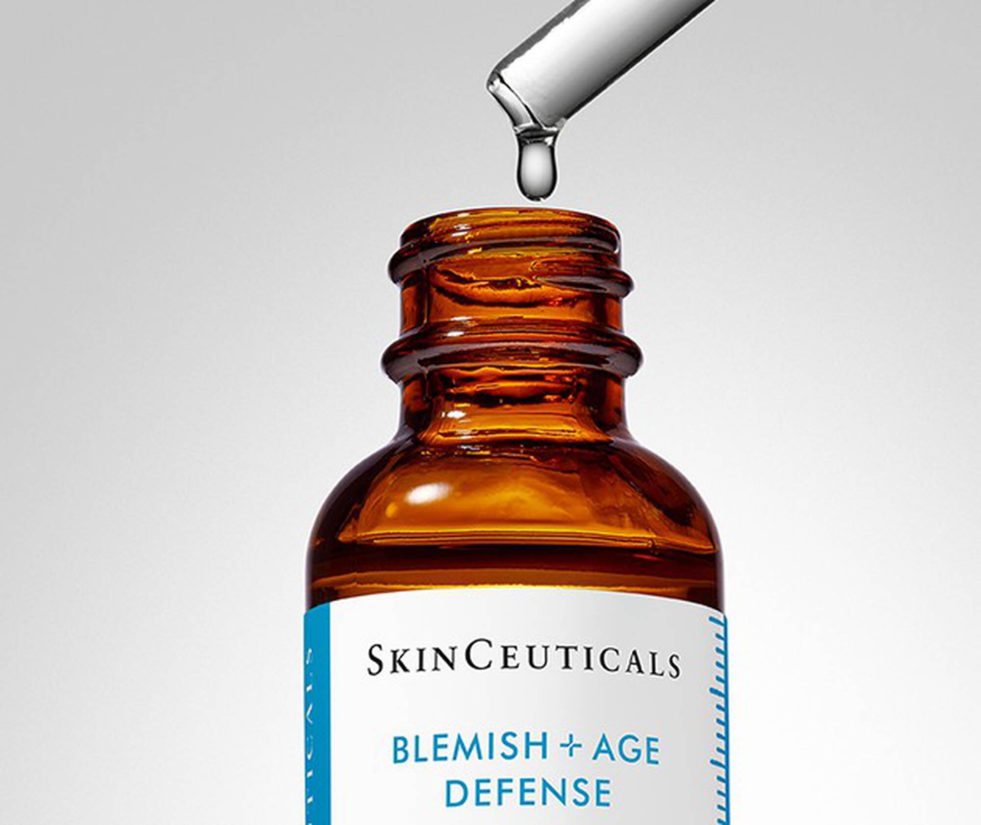 Comprar SkinCeuticals Blemish + Age Defense en Gran Farmacia Andorra es un tratamiento específico sin aceite para tratar las imperfecciones y los signos de la edad de la piel madura. Esta pionera combinación de ácidos contiene un 2 % de ácido dioico y una formulación óptima de alfa y beta hidroxiácidos para reducir las imperfecciones y los poros obstruidos, a la vez que mejora la apariencia de líneas de expresión, arrugas y unifica el tono de la piel. Combate el acné, minimiza las imperfecciones y reduce la aparición de las arrugas con el sérum Blemish + Age Defense. ¡Descúbrelo en Gran Farmacia Andorra.