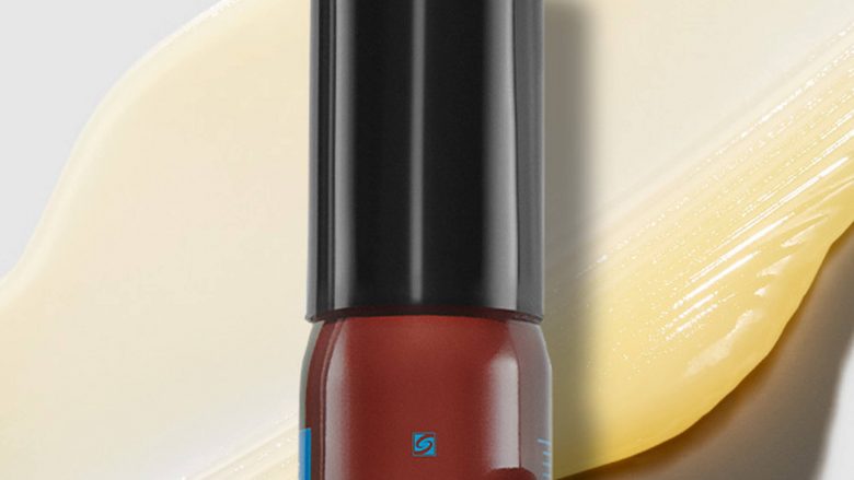 Comprar AOX+ Eye Gel es un innovador sérum en gel para las ojeras en Gran Farmàcia Andorra. Contiene una combinación sinérgica de un 5 % de vitamina C pura (ácido ascórbico), un 1 % de floretina y un 0,5 % de ácido Ferúlico, junto con poderosos ingredientes botánicos para proteger el área delicada de los ojos del envejecimiento cutáneo atmosférico, daño ambiental y signos prematuros de envejecimiento causados por los radicales libres de los rayos UVA/UVB, la radiación infrarroja (IRA) y la contaminación por ozono (O3). Este refrescante sérum de vitamina C para los ojos se enfoca en los signos visibles del envejecimiento, como las patas de gallo y las líneas de expresión, y mejora la apariencia de la hinchazón, la fatiga y las ojeras. Sérum para el contorno de ojos en una textura gel ligera, que brinda una protección ambiental avanzada para el contorno de ojos al tiempo que reduce la apariencia de hinchazón, los signos visibles de cansancio y las ojeras.