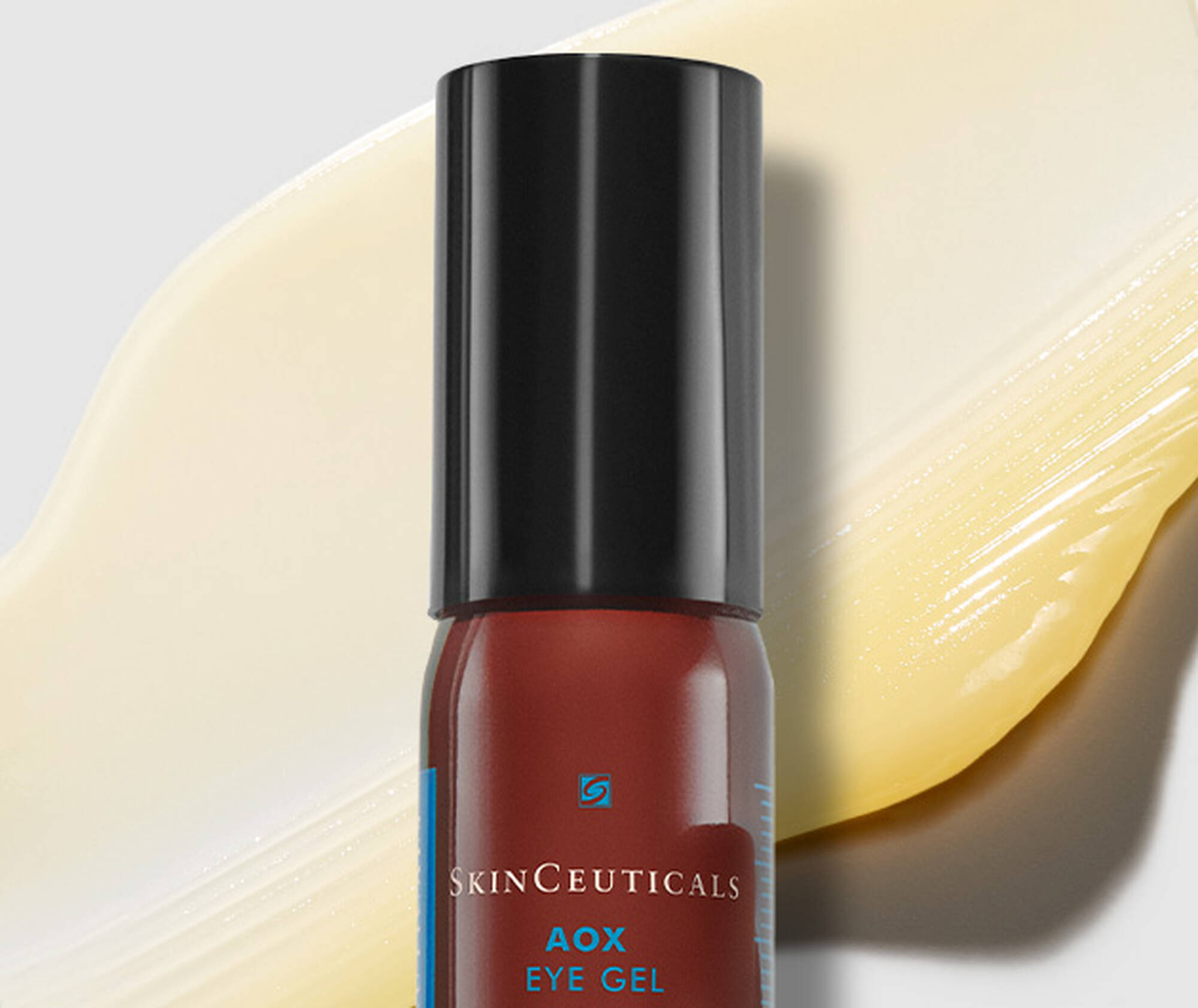 Comprar AOX+ Eye Gel es un innovador sérum en gel para las ojeras en Gran Farmàcia Andorra. Contiene una combinación sinérgica de un 5 % de vitamina C pura (ácido ascórbico), un 1 % de floretina y un 0,5 % de ácido Ferúlico, junto con poderosos ingredientes botánicos para proteger el área delicada de los ojos del envejecimiento cutáneo atmosférico, daño ambiental y signos prematuros de envejecimiento causados por los radicales libres de los rayos UVA/UVB, la radiación infrarroja (IRA) y la contaminación por ozono (O3). Este refrescante sérum de vitamina C para los ojos se enfoca en los signos visibles del envejecimiento, como las patas de gallo y las líneas de expresión, y mejora la apariencia de la hinchazón, la fatiga y las ojeras. Sérum para el contorno de ojos en una textura gel ligera, que brinda una protección ambiental avanzada para el contorno de ojos al tiempo que reduce la apariencia de hinchazón, los signos visibles de cansancio y las ojeras.