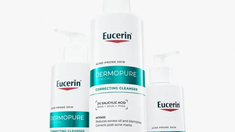Comprar EUCERIN DERMOPURE CLINICAL GEL LIMPIADOR CORRECTOR en GRAN FARMACIA ANDORRA.  Patologías de la piel. Piel propensa al acné. Piel con tendencia acneica. Piel sensible Este gel limpiador intensivo está recomendado por dermatólogos, y se ha demostrado clínicamente que corrige las imperfecciones y las manchas post-acné desde el paso 1. La fórmula contiene la concentración de un sérum con un 2 % de ácido salicílico, AHA y PHA. Ingredientes principales Ácido salicílico, AHA + PHA. Ácido salicílico: El ácido salicílico, un beta hidroxiácido (BHA), es un potente agente exfoliante y comedolítico que actúa eficazmente sobre la piel con tendencia a imperfecciones, desobstruyendo los poros y reduciendo el crecimiento bacteriano. Sus beneficios clave son: Desobstrucción profunda de poros: Como molécula lipofílica de pequeño tamaño, el ácido salicílico penetra profundamente en los poros, disolviendo el exceso de sebo y las células muertas para prevenir obstrucciones y recaídas. Efecto exfoliante y alisador: Promueve suavemente la eliminación de células muertas, afinando la textura de la piel y mejorando su uniformidad. Acción antibacteriana: Combate eficazmente el crecimiento desequilibrado de Cutibacterium acnes, una bacteria clave en el desarrollo del acné, ayudando a reducir las imperfecciones existentes y prevenir futuras. AHA + PHA Los hidroxiácidos son potentes ingredientes que pueden mejorar significativamente el aspecto de la piel mediante una exfoliación suave. En Eucerin, aprovechamos los beneficios tanto de los AHA (alfa-hidroxiácidos) como de los PHA (poli-hidroxiácidos) para proporcionar una piel más suave y uniforme. 