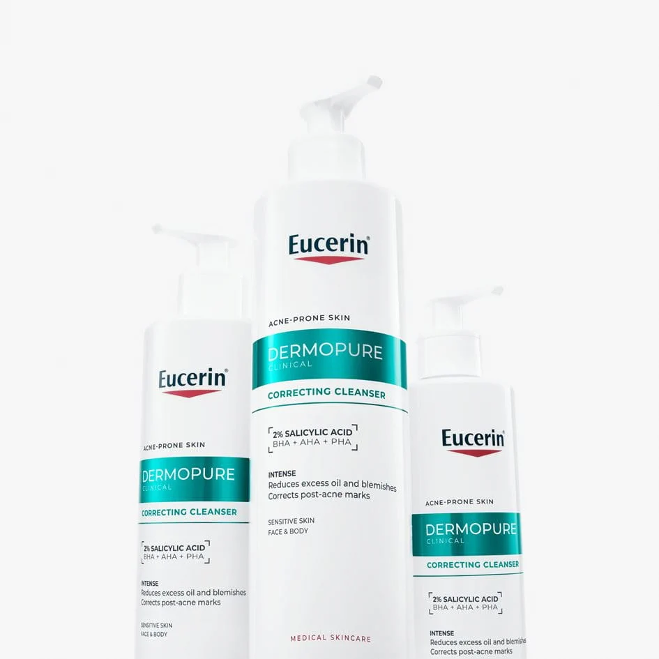 Comprar EUCERIN DERMOPURE CLINICAL GEL LIMPIADOR CORRECTOR en GRAN FARMACIA ANDORRA.  Patologías de la piel. Piel propensa al acné. Piel con tendencia acneica. Piel sensible Este gel limpiador intensivo está recomendado por dermatólogos, y se ha demostrado clínicamente que corrige las imperfecciones y las manchas post-acné desde el paso 1. La fórmula contiene la concentración de un sérum con un 2 % de ácido salicílico, AHA y PHA. Ingredientes principales Ácido salicílico, AHA + PHA. Ácido salicílico: El ácido salicílico, un beta hidroxiácido (BHA), es un potente agente exfoliante y comedolítico que actúa eficazmente sobre la piel con tendencia a imperfecciones, desobstruyendo los poros y reduciendo el crecimiento bacteriano. Sus beneficios clave son: Desobstrucción profunda de poros: Como molécula lipofílica de pequeño tamaño, el ácido salicílico penetra profundamente en los poros, disolviendo el exceso de sebo y las células muertas para prevenir obstrucciones y recaídas. Efecto exfoliante y alisador: Promueve suavemente la eliminación de células muertas, afinando la textura de la piel y mejorando su uniformidad. Acción antibacteriana: Combate eficazmente el crecimiento desequilibrado de Cutibacterium acnes, una bacteria clave en el desarrollo del acné, ayudando a reducir las imperfecciones existentes y prevenir futuras. AHA + PHA Los hidroxiácidos son potentes ingredientes que pueden mejorar significativamente el aspecto de la piel mediante una exfoliación suave. En Eucerin, aprovechamos los beneficios tanto de los AHA (alfa-hidroxiácidos) como de los PHA (poli-hidroxiácidos) para proporcionar una piel más suave y uniforme. 