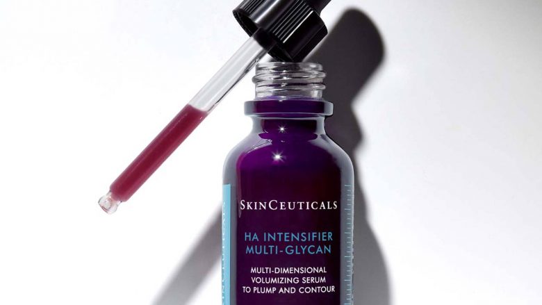 Comprar Sérum de Ácido Hialurónico HA Intensifier Multi-Glycan. En Gran Farmacia Andorra. El sérum de ácido hialurónico HA Intensifier Multi-Glycan es un sérum corrector de última generación que aporta volumen y relleno a la piel, mejorando además la luminosidad en un 10 %. Con su fórmula avanzada de triple acción con un 1,3% de ácido hialurónico puro, aumenta en un +30 % los niveles de ácido hialurónico de la piel, además de prevenir la degradación del ácido hialurónico por su concentración en Glicirrizato dipotáisco y el extracto de arroz púrpura. Ahora con Proxylane™ y el nuevo fermento postbiótico, activos que ayudan a estimular en un +28 % la producción de glicanos, mejorando la integridad de la piel para una mayor firmeza y sensación de volumen. Al instante, la piel se rellena y rehidrata hasta por 24 horas. Con el tiempo, la elasticidad y la firmeza se renuevan, además de que los contornos faciales están más definidos. El sérum de ácido hialurónico HA Intensifier Multi-Glycan no contiene ni fragancia, ni colorantes, y es ideal para complementar los resultados post- procedimiento con rellenos inyectables o como tratamiento dermocosmética para aplicar en casa. Consulte con un profesional para obtener una recomendación personalizada en el hogar. Sérum de volumen y relleno con una fórmula de triple acción concentrada con 1,3 % de ácido hialurónico puro.