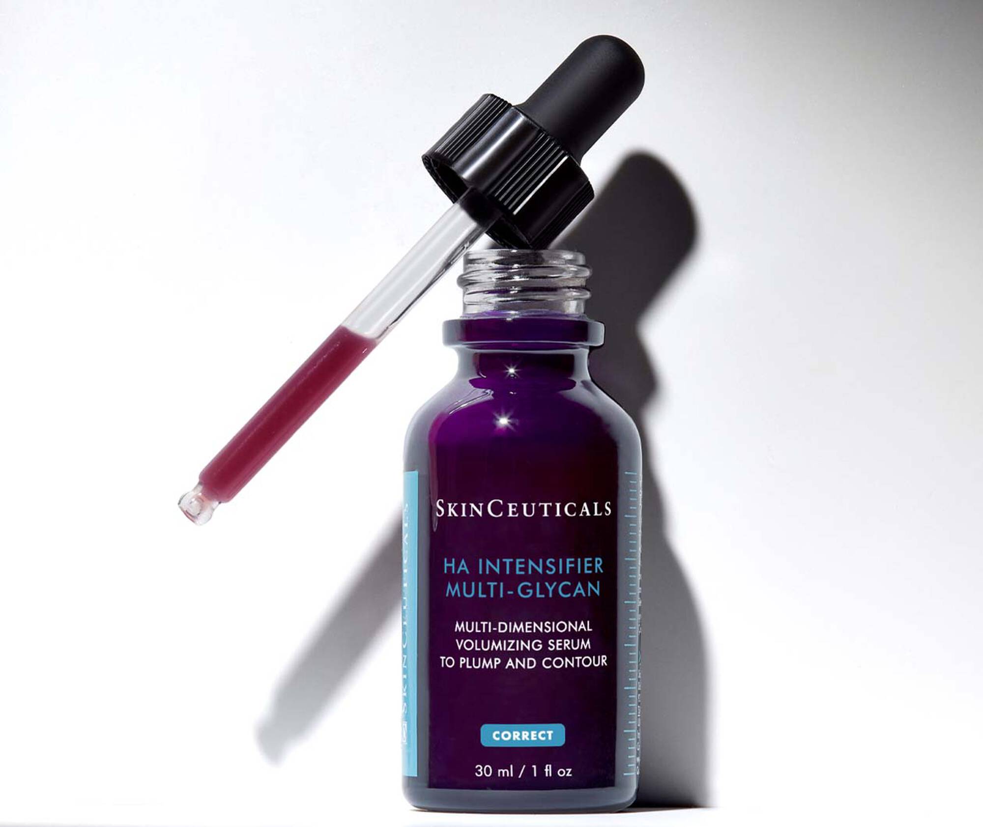 Comprar Sérum de Ácido Hialurónico HA Intensifier Multi-Glycan. En Gran Farmacia Andorra. El sérum de ácido hialurónico HA Intensifier Multi-Glycan es un sérum corrector de última generación que aporta volumen y relleno a la piel, mejorando además la luminosidad en un 10 %. Con su fórmula avanzada de triple acción con un 1,3% de ácido hialurónico puro, aumenta en un +30 % los niveles de ácido hialurónico de la piel, además de prevenir la degradación del ácido hialurónico por su concentración en Glicirrizato dipotáisco y el extracto de arroz púrpura. Ahora con Proxylane™ y el nuevo fermento postbiótico, activos que ayudan a estimular en un +28 % la producción de glicanos, mejorando la integridad de la piel para una mayor firmeza y sensación de volumen. Al instante, la piel se rellena y rehidrata hasta por 24 horas. Con el tiempo, la elasticidad y la firmeza se renuevan, además de que los contornos faciales están más definidos. El sérum de ácido hialurónico HA Intensifier Multi-Glycan no contiene ni fragancia, ni colorantes, y es ideal para complementar los resultados post- procedimiento con rellenos inyectables o como tratamiento dermocosmética para aplicar en casa. Consulte con un profesional para obtener una recomendación personalizada en el hogar. Sérum de volumen y relleno con una fórmula de triple acción concentrada con 1,3 % de ácido hialurónico puro.