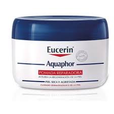 Comprar Eucerin Aquaphor Pomada Reparadora en Gran Farmacia Andorra es un ungüento clínicamente probado que acelera la regeneración de la piel extremadamente seca, dañada o irritada. Crea una barrera protectora semipermeable que mantiene la humedad necesaria para la cicatrización, ideal para codos, talones, manos, labios y piel sensible/infantil. Características principales: Acción reparadora: Acelera la cicatrización de la piel dañada, agrietada o tras procedimientos dermatológicos menores. Fórmula: Sin agua, basa su efectividad en pantenol, glicerina y bisabolol, lo que permite que la piel respire y se regenere. Aplicación: Ideal para zonas de mucha sequedad (rodillas, codos, cutículas, talones) y rozaduras. Seguridad: Apta para pieles sensibles, bebés y niños. Nota de uso: No aplicar sobre heridas abiertas, sangrantes o húmedas. Está disponible en diferentes tamaños para facilitar su uso diario.
