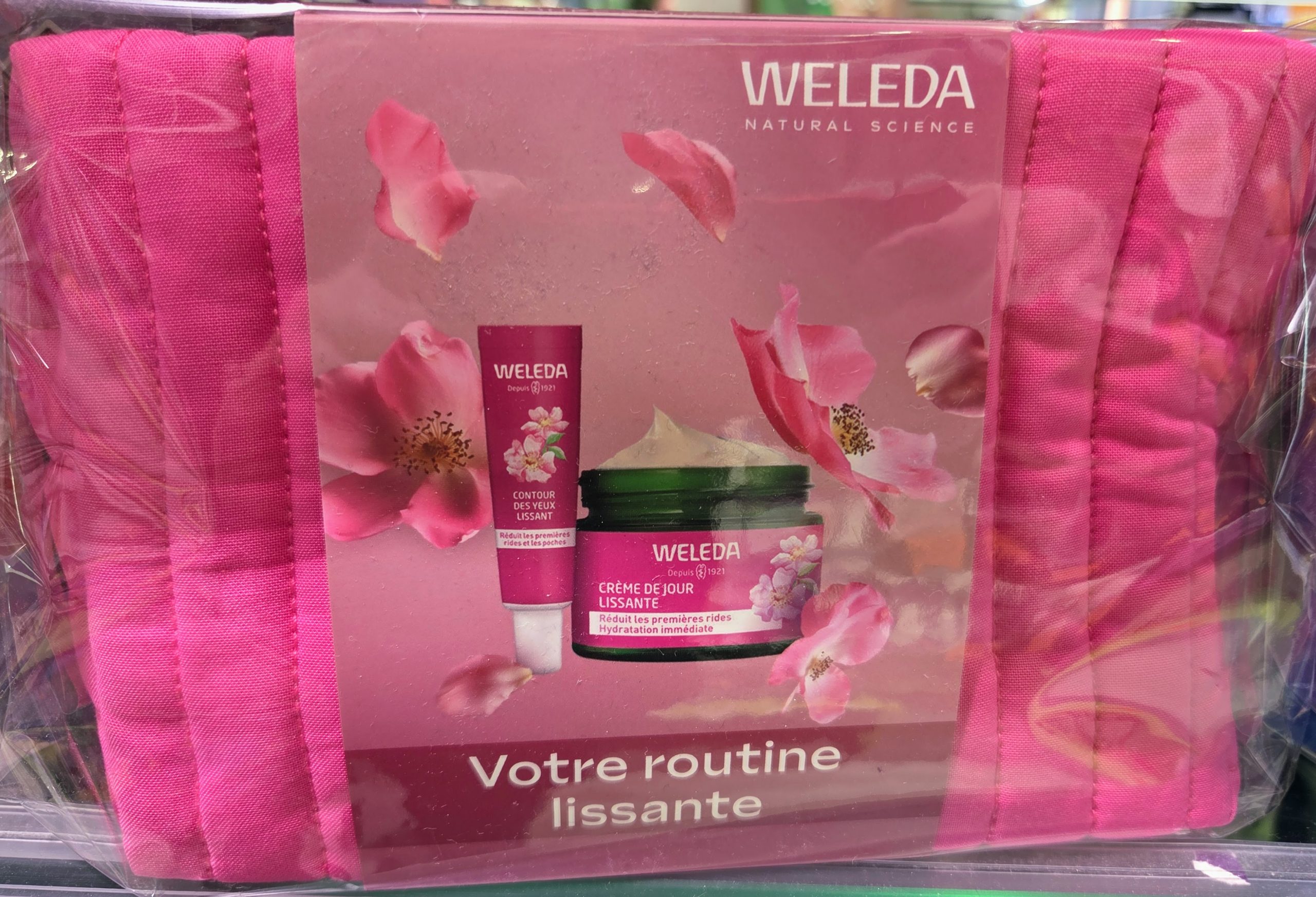 Comprar la rutina alisante de Weleda en Gran Farmacia Andorra está diseñada para combatir las primeras arrugas y líneas de expresión usando el poder de la rosa mosqueta Bio y el té blanco. El protocolo se enfoca en dos pasos sencillos y un set estandarizado, aportando hidratación inmediata y un brillo natural.
Pasos de la rutina alisante 1. Cuidado del contorno de ojos. Elproducto: Contorno de ojos Alisante e Iluminador (suele venir en formato de 10 ml o 12 ml). Función: Fórmula calmante y antifatiga enriquecida con cafeína revitalizante. Aplicación: Extiéndelo suavemente a lo largo del hueso orbital y también en el contorno de labios para atenuar las líneas de expresión y descongestionar la mirada.
2. Hidratación diaria del producto: Crema de Día Alisante (formato de 40 ml o 50 ml). Función: Su complejo antioxidante Age Protect refuerza la barrera cutánea frente al envejecimiento provocado por factores ambientales y nutre la piel. Aplicación: Masajea el rostro, cuello y escote hasta su total absorción.