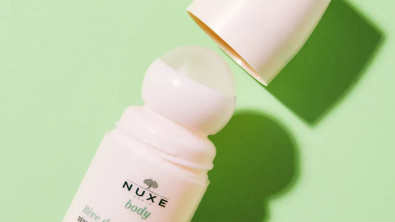 Comprar NUXE Rêve de Thé déodorant frescor 24 h, Rêve de Thé 50 ml. en Gran Farmacia Andorra. REFRESCA. PROTEGE. PERFUMA Disfruta de una protección desodorante eficaz durante 24 H. Su textura fluida con la fragancia revitalizante del té verde penetra rápidamente sin acabado pegajoso y deja sobre la piel una sensación de frescura, sin marcas en la ropa. Procura un efecto refrescante en la aplicación para el 90 % de las mujeres. Efecto fresco para el 90 % de las mujeres. Sin marcas blancas en la ropa para el 95 % de las mujeres. Sin marcas amarillas en la ropa para el 95 % de las mujeres tras 28 días de uso.