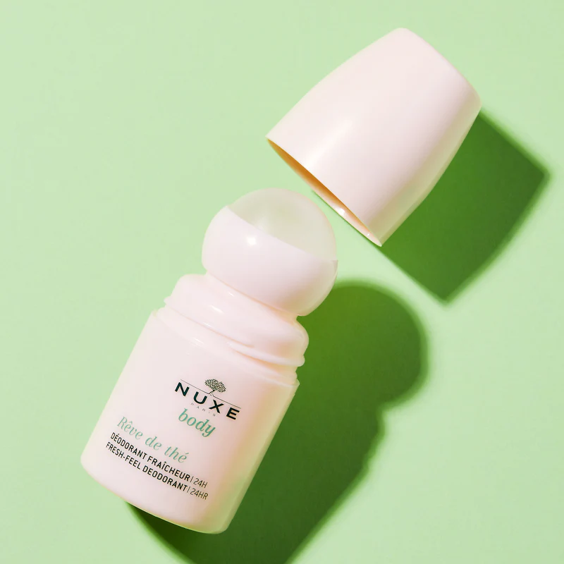 Comprar NUXE Rêve de Thé déodorant frescor 24 h, Rêve de Thé 50 ml. en Gran Farmacia Andorra. REFRESCA. PROTEGE. PERFUMA Disfruta de una protección desodorante eficaz durante 24 H. Su textura fluida con la fragancia revitalizante del té verde penetra rápidamente sin acabado pegajoso y deja sobre la piel una sensación de frescura, sin marcas en la ropa. Procura un efecto refrescante en la aplicación para el 90 % de las mujeres. Efecto fresco para el 90 % de las mujeres. Sin marcas blancas en la ropa para el 95 % de las mujeres. Sin marcas amarillas en la ropa para el 95 % de las mujeres tras 28 días de uso.