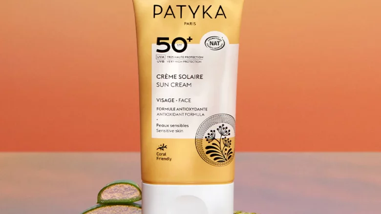 Protector Solar Facial PATYKA SPF50+ comprar en Gran Farmacia Andorra. * La Crema Solar Facial SPF50+ de PATYKA es un protector solar mineral 100 % natural con alta protección UVA/UVB, apto para todo tipo de pieles, incluyendo las sensibles. * Su fórmula combina filtros minerales (Óxido de Zinc, Dióxido de Titanio) con activos antioxidantes (Microalgas Verdes, Extracto de Pongamia) e hidratantes (Ácido Hialurónico, Aloe Vera). * Ofrece una textura fluida, ligera y no grasa con acabado invisible, ideal para uso diario y como base de maquillaje. * El producto es resistente al agua, respetuoso con los ecosistemas marinos y cuenta con certificaciones COSMOS NATURAL. * Las pruebas de satisfacción indican que el 95 % considera la textura y fragancia agradables, y el 90 % recomienda el producto.