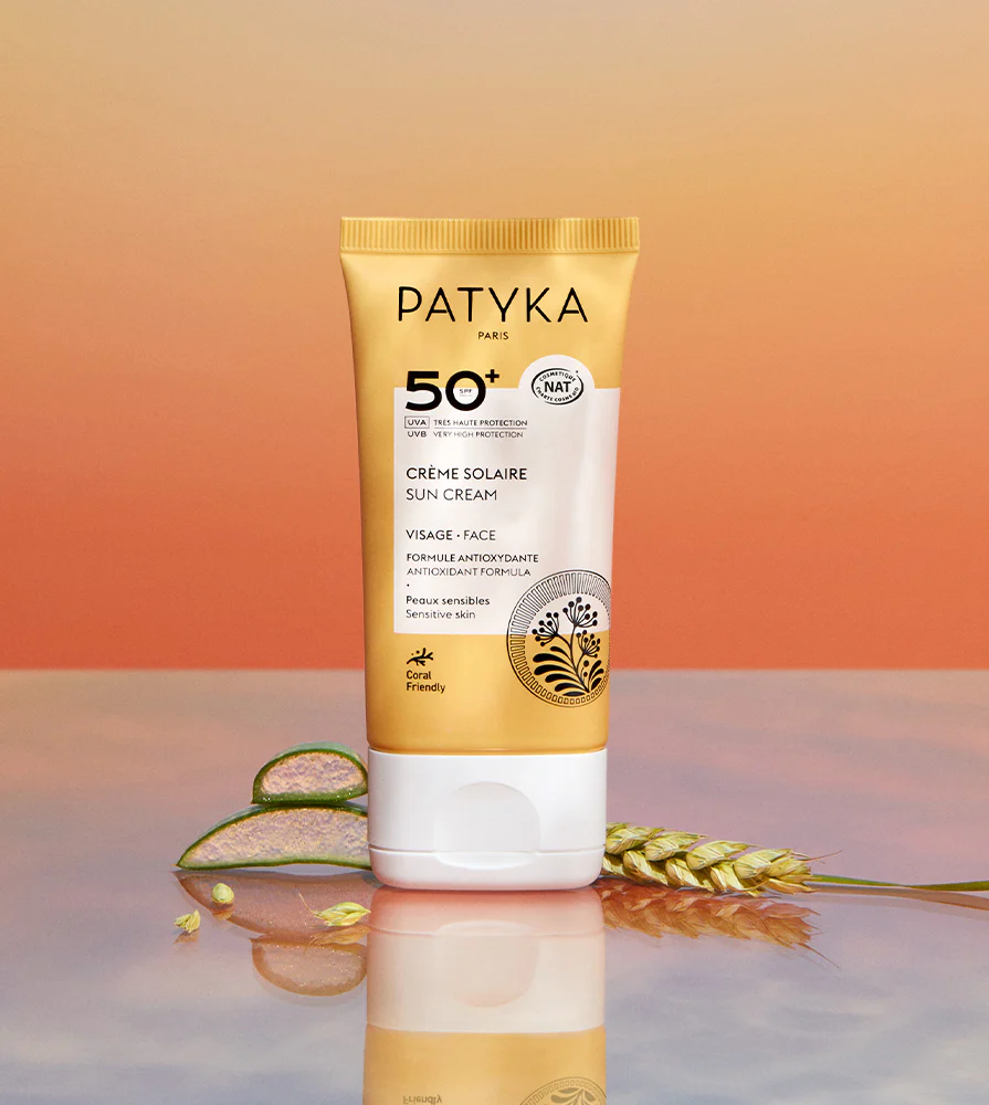 Protector Solar Facial PATYKA SPF50+ comprar en Gran Farmacia Andorra. * La Crema Solar Facial SPF50+ de PATYKA es un protector solar mineral 100 % natural con alta protección UVA/UVB, apto para todo tipo de pieles, incluyendo las sensibles. * Su fórmula combina filtros minerales (Óxido de Zinc, Dióxido de Titanio) con activos antioxidantes (Microalgas Verdes, Extracto de Pongamia) e hidratantes (Ácido Hialurónico, Aloe Vera). * Ofrece una textura fluida, ligera y no grasa con acabado invisible, ideal para uso diario y como base de maquillaje. * El producto es resistente al agua, respetuoso con los ecosistemas marinos y cuenta con certificaciones COSMOS NATURAL. * Las pruebas de satisfacción indican que el 95 % considera la textura y fragancia agradables, y el 90 % recomienda el producto.