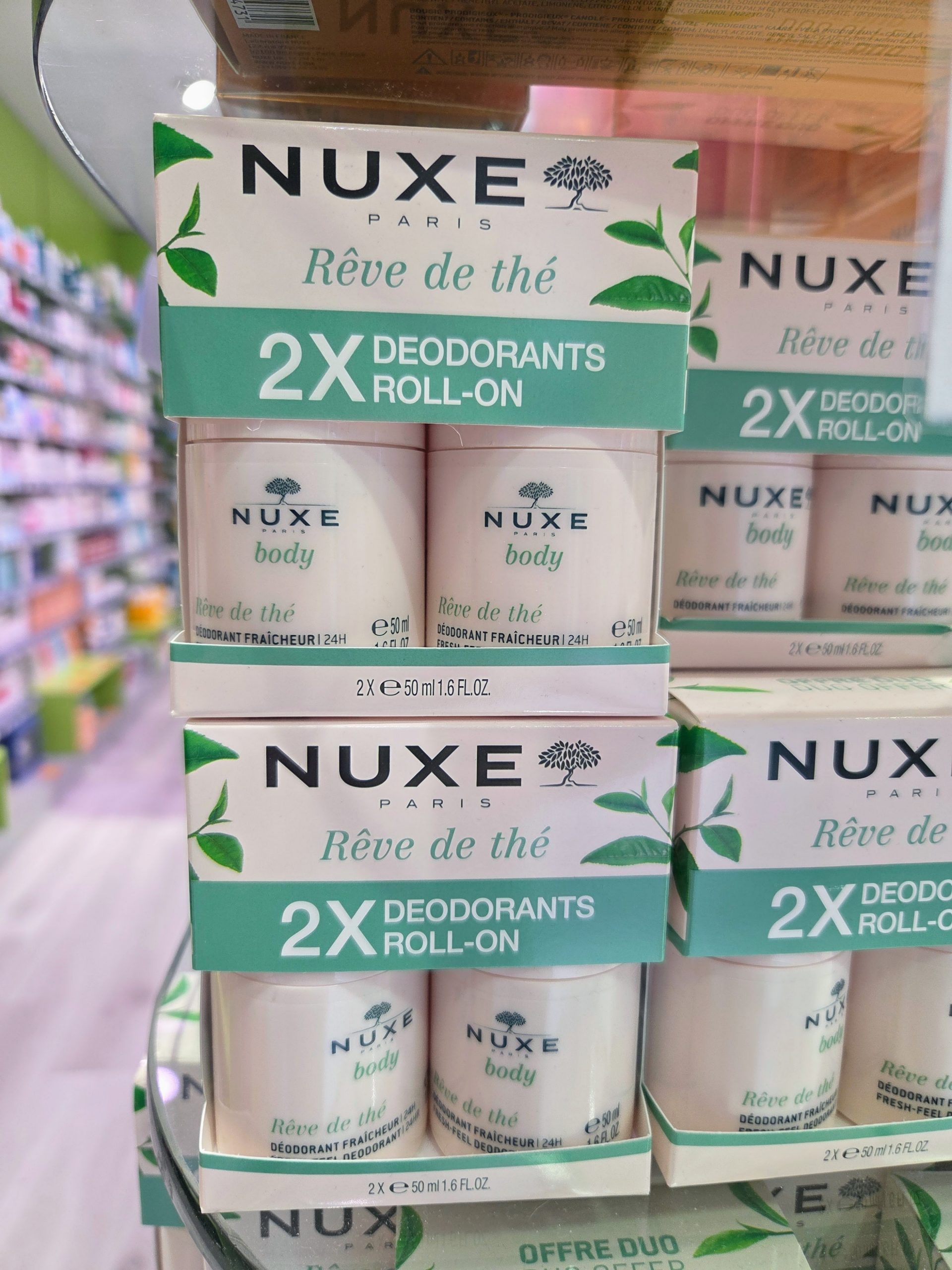 Comprar NUXE Rêve de Thé déodorant frescor 24 h, Rêve de Thé 50 ml. en Gran Farmacia Andorra. REFRESCA. PROTEGE. PERFUMA Disfruta de una protección desodorante eficaz durante 24 H. Su textura fluida con la fragancia revitalizante del té verde penetra rápidamente sin acabado pegajoso y deja sobre la piel una sensación de frescura, sin marcas en la ropa. Procura un efecto refrescante en la aplicación para el 90 % de las mujeres. Efecto fresco para el 90 % de las mujeres. Sin marcas blancas en la ropa para el 95 % de las mujeres. Sin marcas amarillas en la ropa para el 95 % de las mujeres tras 28 días de uso.
