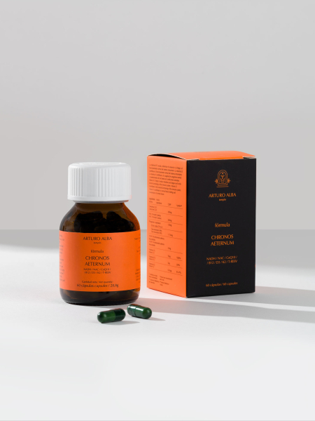 Comprar ARTURO ALBA en GRAN FARMACIA ANDORRA. Chronos Aeternum. Un gesto de resistencia elegante frente al desgaste. Un tributo a las mitocondrias, a la memoria celular, al aliento vital de cada átomo de existencia. Complemento alimenticio. MODO DE EMPLEO Tomar 2 cápsulas al día, en ayunas, preferiblemente antes del desayuno. A QUIÉN VA DIRIGIDO Personas que buscan un envejecimiento saludable Individuos con altos niveles de estrés oxidativo Deportistas y personas con alta demanda energética Personas con fatiga persistente o baja vitalidad Aquellos que desean cuidar su salud cardiovascular Personas preocupadas por la salud ósea Apoyo inmunológico reforzado Personas con dietas restrictivas o deficiencias nutricionales Individuos expuestos a toxinas ambientales o que buscan un apoyo en procesos de detoxificación hepática Apoyo a la función cognitiva y al metabolismo cerebral ADVERTENCIAS Sin alérgenos. Los complementos alimenticios no deben utilizarse como sustitutos de una dieta variada, equilibrada y un modo de vida saludable. No superar la dosis diaria expresamente recomendada. Mantener fuera del alcance de los niños más pequeños. No utilizar en niños, ni en caso de embarazo y lactancia. Mantener el producto en su envase. Conservar en lugar fresco y seco, apartado de la luz directa / humedad. Mantener siempre el envase cerrado. Es importante seguir una dieta variada y equilibrada y un modo de vida sano. PRESENTACIÓN Envase: Estuche folding cartón blanco 300g. Medidas: 5,5 x 9,2 x 5,5 cm. 60 cápsulas. INGREDIENTES ACTIVOS Coenzima Q10 - 200mg NAC (N-Acetil-Cisteína) - 200mg Polygonum cuspidatum - 120g de los cuales: Trans-resveratrol 98 - 117,6mg NADH (Nicotinamida adenina dinucleótido) - 25mg Vitamina D3 - 50 µg (2000 UI) (1000% VRN*) Vitamina B12 - 5 µg (200% VRN*) Vitamina K2 - 62,6 µg (83,47% VRN*) *Valores de referencia de Nutrientes LISTADO COMPLETO DE INGREDIENTES Coenzima Q10, NAC (N-Acetil L-Cisteína), cápsula (agente de recubrimiento: hidroxipropilmetilcelulosa), raíz de Polygonum cuspidatum (98% trans-resveratrol), antiaglomerante (sales magnésicas de ácidos grasos), agente de carga (celulosa microcristalina), menaquinona-7 (vitamina K2), NADH (nicotinamida adenina dinucleótido), colecalciferol (vitamina D3), antiaglomerante (dióxido de silicio) y metilcobalamina (vitamina B12). Gran Farmacia Andorra