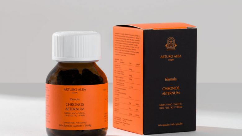Comprar ARTURO ALBA en GRAN FARMACIA ANDORRA. Chronos Aeternum. Un gesto de resistencia elegante frente al desgaste. Un tributo a las mitocondrias, a la memoria celular, al aliento vital de cada átomo de existencia. Complemento alimenticio. MODO DE EMPLEO Tomar 2 cápsulas al día, en ayunas, preferiblemente antes del desayuno. A QUIÉN VA DIRIGIDO Personas que buscan un envejecimiento saludable Individuos con altos niveles de estrés oxidativo Deportistas y personas con alta demanda energética Personas con fatiga persistente o baja vitalidad Aquellos que desean cuidar su salud cardiovascular Personas preocupadas por la salud ósea Apoyo inmunológico reforzado Personas con dietas restrictivas o deficiencias nutricionales Individuos expuestos a toxinas ambientales o que buscan un apoyo en procesos de detoxificación hepática Apoyo a la función cognitiva y al metabolismo cerebral ADVERTENCIAS Sin alérgenos. Los complementos alimenticios no deben utilizarse como sustitutos de una dieta variada, equilibrada y un modo de vida saludable. No superar la dosis diaria expresamente recomendada. Mantener fuera del alcance de los niños más pequeños. No utilizar en niños, ni en caso de embarazo y lactancia. Mantener el producto en su envase. Conservar en lugar fresco y seco, apartado de la luz directa / humedad. Mantener siempre el envase cerrado. Es importante seguir una dieta variada y equilibrada y un modo de vida sano. PRESENTACIÓN Envase: Estuche folding cartón blanco 300g. Medidas: 5,5 x 9,2 x 5,5 cm. 60 cápsulas. INGREDIENTES ACTIVOS Coenzima Q10 - 200mg NAC (N-Acetil-Cisteína) - 200mg Polygonum cuspidatum - 120g de los cuales: Trans-resveratrol 98 - 117,6mg NADH (Nicotinamida adenina dinucleótido) - 25mg Vitamina D3 - 50 µg (2000 UI) (1000% VRN*) Vitamina B12 - 5 µg (200% VRN*) Vitamina K2 - 62,6 µg (83,47% VRN*) *Valores de referencia de Nutrientes LISTADO COMPLETO DE INGREDIENTES Coenzima Q10, NAC (N-Acetil L-Cisteína), cápsula (agente de recubrimiento: hidroxipropilmetilcelulosa), raíz de Polygonum cuspidatum (98% trans-resveratrol), antiaglomerante (sales magnésicas de ácidos grasos), agente de carga (celulosa microcristalina), menaquinona-7 (vitamina K2), NADH (nicotinamida adenina dinucleótido), colecalciferol (vitamina D3), antiaglomerante (dióxido de silicio) y metilcobalamina (vitamina B12). Gran Farmacia Andorra