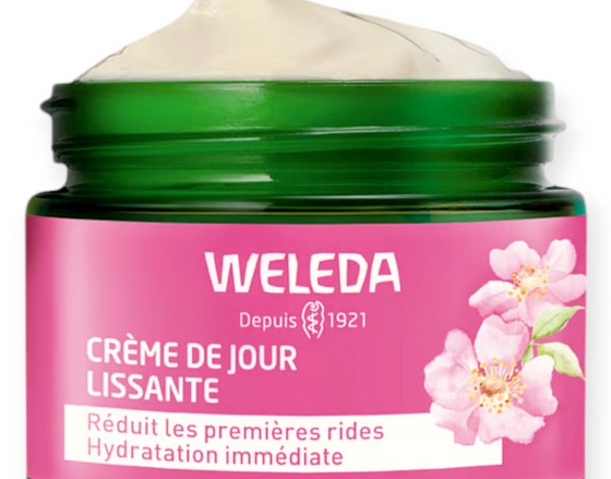 Comprar la rutina alisante de Weleda en Gran Farmacia Andorra está diseñada para combatir las primeras arrugas y líneas de expresión usando el poder de la rosa mosqueta Bio y el té blanco. El protocolo se enfoca en dos pasos sencillos y un set estandarizado, aportando hidratación inmediata y un brillo natural. Pasos de la rutina alisante 1. Cuidado del contorno de ojos. Elproducto: Contorno de ojos Alisante e Iluminador (suele venir en formato de 10 ml o 12 ml). Función: Fórmula calmante y antifatiga enriquecida con cafeína revitalizante. Aplicación: Extiéndelo suavemente a lo largo del hueso orbital y también en el contorno de labios para atenuar las líneas de expresión y descongestionar la mirada. 2. Hidratación diaria del producto: Crema de Día Alisante (formato de 40 ml o 50 ml). Función: Su complejo antioxidante Age Protect refuerza la barrera cutánea frente al envejecimiento provocado por factores ambientales y nutre la piel. Aplicación: Masajea el rostro, cuello y escote hasta su total absorción.
