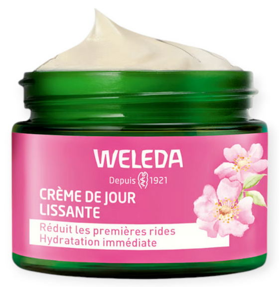 Comprar la rutina alisante de Weleda en Gran Farmacia Andorra está diseñada para combatir las primeras arrugas y líneas de expresión usando el poder de la rosa mosqueta Bio y el té blanco. El protocolo se enfoca en dos pasos sencillos y un set estandarizado, aportando hidratación inmediata y un brillo natural. Pasos de la rutina alisante 1. Cuidado del contorno de ojos. Elproducto: Contorno de ojos Alisante e Iluminador (suele venir en formato de 10 ml o 12 ml). Función: Fórmula calmante y antifatiga enriquecida con cafeína revitalizante. Aplicación: Extiéndelo suavemente a lo largo del hueso orbital y también en el contorno de labios para atenuar las líneas de expresión y descongestionar la mirada. 2. Hidratación diaria del producto: Crema de Día Alisante (formato de 40 ml o 50 ml). Función: Su complejo antioxidante Age Protect refuerza la barrera cutánea frente al envejecimiento provocado por factores ambientales y nutre la piel. Aplicación: Masajea el rostro, cuello y escote hasta su total absorción.