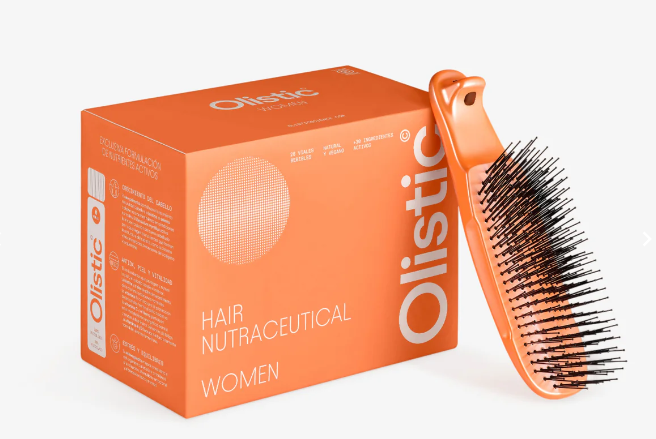 Comprar Olistic Women en Gran Farmacia Andorra. Para mujeres de 18 a 45 años que quieren frenar la caída capilar y potenciar un cabello más sano, fuerte y con mayor crecimiento. Para quién es Olistic Women: Mujeres mayores de 18 años que buscan mantener el crecimiento natural del pelo Aquellas que experimentan caída de cabello, o que tienen un cabello quebradizo BENEFICIOS: Mayor densidad y crecimiento Más brillo y vitalidad Fortalecimiento desde la raíz Fortalecimiento de piel, uñas e inmunidad Qué es Olistic Complemento alimenticio bebible con más de 30 ingredientes naturales que nutren y protegen el cabello, favoreciendo su mantenimiento y crecimiento normal en mujeres. Cada caja incluye 28 viales de 25 ml.
