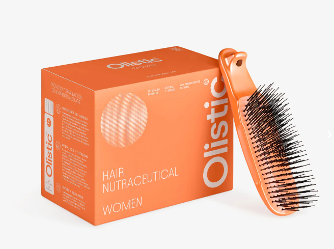 Comprar Olistic Women en Gran Farmacia Andorra. Para mujeres de 18 a 45 años que quieren frenar la caída capilar y potenciar un cabello más sano, fuerte y con mayor crecimiento. Para quién es Olistic Women: Mujeres mayores de 18 años que buscan mantener el crecimiento natural del pelo Aquellas que experimentan caída de cabello, o que tienen un cabello quebradizo BENEFICIOS: Mayor densidad y crecimiento Más brillo y vitalidad Fortalecimiento desde la raíz Fortalecimiento de piel, uñas e inmunidad Qué es Olistic Complemento alimenticio bebible con más de 30 ingredientes naturales que nutren y protegen el cabello, favoreciendo su mantenimiento y crecimiento normal en mujeres. Cada caja incluye 28 viales de 25 ml.