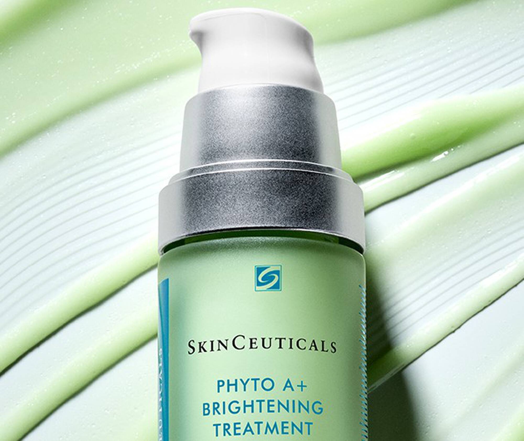 Comprar emulsión correctora hidratante SkinCeuticals. Phyto A+ Brightening Treatment en Gran Farmacia Andorra es una innovadora emulsión correctora hidratante que renueva y calma para una piel más luminosa. ¡Descúbrela! La crema hidratante ligera ayuda a calmar y corregir la piel para mejorar su luminosidad, textura y claridad. Esta crema hidratante sin aceite y ligera, formulada con un 3 % de ácido azelaico, un 2 % de alfa-arbutina y una mezcla de extractos botánicos, se enfoca en reducir visiblemente el exceso de grasa y el enrojecimiento, alisa la piel y minimiza la apariencia de los poros para lograr una mayor claridad y luminosidad.