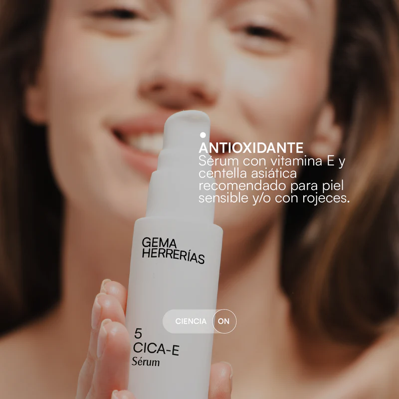 Comprar gh 5 CICA-E Sérum de Gema Herrerías en Gran Farmacia Andorra es un sérum multifunción para todo tipo de pieles, especialmente las sensibles o con rojeces. Combina acción antioxidante, reparadora y antiedad. Puedes consultar su precio en el WhatsApp +376650050 de la Gran Farmacia Andorra online. Sus activos clave son: Derivado de vitamina E al 5 %: Complejo α-TP con gran poder antioxidante e hidratante que reduce rojeces, inflamación y protege frente al daño solar. Extracto purificado de Centella asiática: Rico en madecassoside y asiaticoside, repara la barrera cutánea y alisa la piel. Tecnología DermCom™: Extracto de bulbo de azafrán que estimula la producción natural de colágeno y elastina. Puedes aplicarlo por la mañana sobre el rostro limpio y seco (unas 4-5 gotas), antes de tu crema habitual o protector solar.