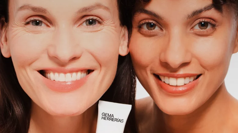 Comprar El gh Factor Invisible SPF50 de la prestigiosa marca española Gema Herrerías en Gran Farmacia Andorra es un fotoprotector facial diario de alta protección, de amplio espectro e incoloro. Destaca principalmente por su innovadora cosmética, diseñada para quienes buscan una protección muy eficaz sin sufrir texturas pesadas o residuos blancos en la piel. Características principales Protección global de amplio espectro: Ofrece una protección SPF 50 real frente a las radiaciones UVB, alta protección UVA (UVA-PF 17,6) cubriendo tanto UVA I como UVA II, además de protección frente a la radiación infrarroja (IR-A) y la luz visible, incluyendo la luz azul de las pantallas. Tecnología gh BarrierSense®: Desarrollada por la propia marca, combina lípidos de afinidad epidérmica para reforzar la función barrera cutánea junto con una matriz polisacárida micronizada. Esto optimiza la hidratación y reduce drásticamente la sensación grasa. Efecto soft-focus: Su matriz dispersa ópticamente la luz, logrando difuminar poros e imperfecciones superficiales de manera inmediata. Aporta un acabado mate, aterciopelado y uniforme que actúa casi como un filtro de «buena cara» Ingredientes clave: Contiene Escualano (tecnología Neossance™), que actúa como lípido biomimético para evitar la pérdida de agua, y bisabolol, conocido por sus propiedades calmantes, reparadoras y de alta tolerancia cutánea frente a la exposición solar. Tipo de piel: Es una fórmula no comedogénica. Está especialmente indicada para todo tipo de pieles, incluyendo las pieles grasas, con imperfecciones o aquellas muy exigentes con el acabado cosmético diario.  Factor Invisible SPF50 ✨ El protector solar de alta protección y amplio espectro con una textura gel invisible que te va a acompañar a todas partes☺️ #gemaherrerias #everydaymakesscience #dermofarmacia #protectorsolar #invisible
