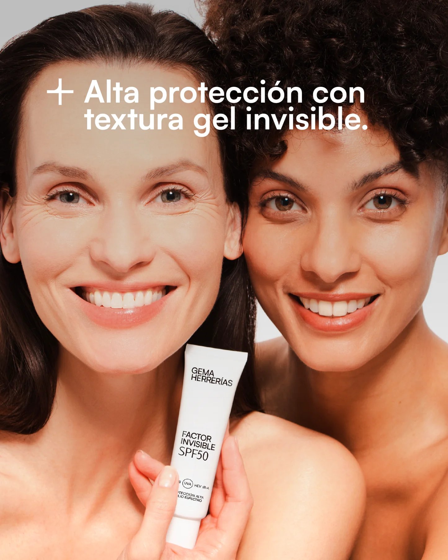 Comprar El gh Factor Invisible SPF50 de la prestigiosa marca española Gema Herrerías en Gran Farmacia Andorra es un fotoprotector facial diario de alta protección, de amplio espectro e incoloro. Destaca principalmente por su innovadora cosmética, diseñada para quienes buscan una protección muy eficaz sin sufrir texturas pesadas o residuos blancos en la piel. Características principales Protección global de amplio espectro: Ofrece una protección SPF 50 real frente a las radiaciones UVB, alta protección UVA (UVA-PF 17,6) cubriendo tanto UVA I como UVA II, además de protección frente a la radiación infrarroja (IR-A) y la luz visible, incluyendo la luz azul de las pantallas. Tecnología gh BarrierSense®: Desarrollada por la propia marca, combina lípidos de afinidad epidérmica para reforzar la función barrera cutánea junto con una matriz polisacárida micronizada. Esto optimiza la hidratación y reduce drásticamente la sensación grasa. Efecto soft-focus: Su matriz dispersa ópticamente la luz, logrando difuminar poros e imperfecciones superficiales de manera inmediata. Aporta un acabado mate, aterciopelado y uniforme que actúa casi como un filtro de «buena cara» Ingredientes clave: Contiene Escualano (tecnología Neossance™), que actúa como lípido biomimético para evitar la pérdida de agua, y bisabolol, conocido por sus propiedades calmantes, reparadoras y de alta tolerancia cutánea frente a la exposición solar. Tipo de piel: Es una fórmula no comedogénica. Está especialmente indicada para todo tipo de pieles, incluyendo las pieles grasas, con imperfecciones o aquellas muy exigentes con el acabado cosmético diario.  Factor Invisible SPF50 ✨ El protector solar de alta protección y amplio espectro con una textura gel invisible que te va a acompañar a todas partes☺️ #gemaherrerias #everydaymakesscience #dermofarmacia #protectorsolar #invisible