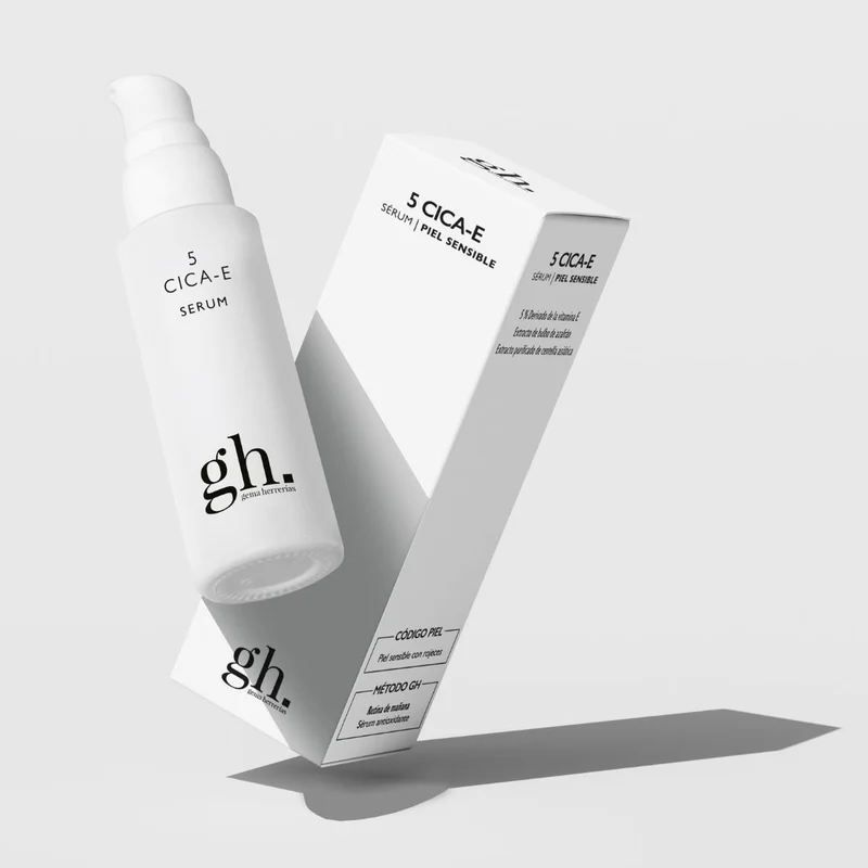 Comprar gh 5 CICA-E Sérum de Gema Herrerías en Gran Farmacia Andorra es un sérum multifunción para todo tipo de pieles, especialmente las sensibles o con rojeces. Combina acción antioxidante, reparadora y antiedad. Puedes consultar su precio en el WhatsApp +376650050 de la Gran Farmacia Andorra online.
Sus activos clave son:
Derivado de vitamina E al 5 %: Complejo α-TP con gran poder antioxidante e hidratante que reduce rojeces, inflamación y protege frente al daño solar.
Extracto purificado de Centella asiática: Rico en madecassoside y asiaticoside, repara la barrera cutánea y alisa la piel.
Tecnología DermCom™: Extracto de bulbo de azafrán que estimula la producción natural de colágeno y elastina.
Puedes aplicarlo por la mañana sobre el rostro limpio y seco (unas 4-5 gotas), antes de tu crema habitual o protector solar.