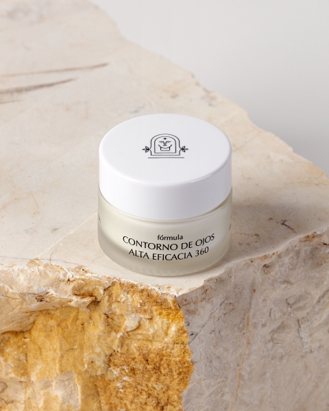 Comprar Bálsamo ARTURO ALBA para el contorno de ojos de alta eficiencia 360 en Gran Farmacia Andorra con una concentración elevada de principios activos para tratar la arruga fina (retinol), la ojera vascular y pigmentaria (Ac. Tranexámico, Vitamina K-Ox y Retinol), bolsas edematosas