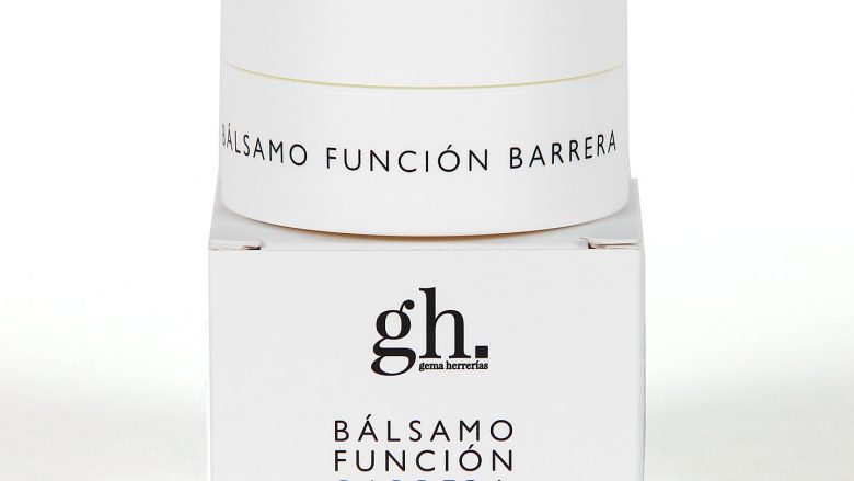 Comprar Bálsamo gh Función Barrera Crema-Gel de Gema Herrerías en Gran Farmacia Andorra es un tratamiento intensivo diario formulado para restaurar, hidratar y fortalecer la barrera cutánea de la piel mientras aporta beneficios antiedad. Su textura en crema-gel es sumamente ligera, de rápida absorción, no comedogénica y apta para todo tipo de pieles, incluidas las sensibles o grasas. Ingredientes clave: Este producto destaca por una combinación de activos de alta eficacia farmacéutica: Triple complejo de ácido hialurónico: Combina tres pesos moleculares (alto, hidrolizado y acetilado) para actuar a diferentes niveles de la piel, reteniendo el agua, mejorando la firmeza y reduciendo arrugas. Ceramida NP: Esencial para reparar el cemento lipídico de la piel, evitando la deshidratación y regulando la sensibilidad cutánea. Ácidos grasos esenciales (omega 3, 6 y 9): Aportan elasticidad y nutrición sin aportar pesadez a la piel. Manteca de karité y aceite de jojoba: Nutren en profundidad y suavizan el tejido cutáneo. Beneficios principales Reparación profunda: Recupera las pieles agredidas por agentes externos, cambios de clima o el uso de retinoides y ácidos. Acción antiedad global: Reduce la apariencia de líneas de expresión y mejora visiblemente la firmeza del rostro. Antioxidante y antipolución: Protege del envejecimiento prematuro causado por los radicales libres y el entorno urbano. Calmante: Reduce rojeces y equilibra las pieles que sufren de sensibilidad o reactividad. Cómo introducirlo en tu rutina Se puede aplicar mañana y noche como el paso de hidratación. Se recomienda pulsar el dosificador dos veces, repartir por el rostro y cuello limpios, y realizar masajes lineales suaves desde el centro de la cara hacia fuera. Es el complemento ideal si usas sérums intensivos de retinol, vitamina C o despigmentantes.