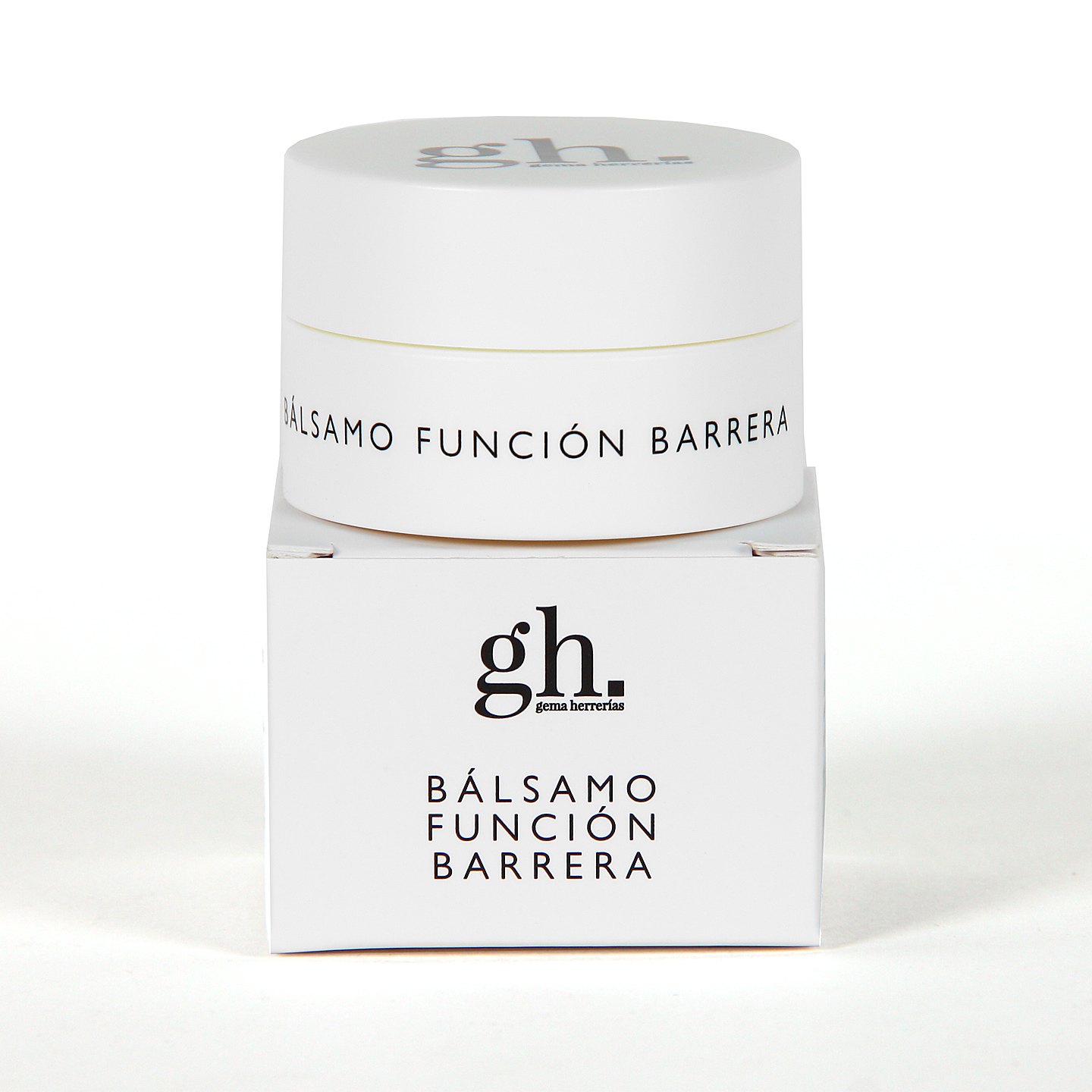 Comprar Bálsamo gh Función Barrera Crema-Gel de Gema Herrerías en Gran Farmacia Andorra es un tratamiento intensivo diario formulado para restaurar, hidratar y fortalecer la barrera cutánea de la piel mientras aporta beneficios antiedad. Su textura en crema-gel es sumamente ligera, de rápida absorción, no comedogénica y apta para todo tipo de pieles, incluidas las sensibles o grasas. Ingredientes clave: Este producto destaca por una combinación de activos de alta eficacia farmacéutica: Triple complejo de ácido hialurónico: Combina tres pesos moleculares (alto, hidrolizado y acetilado) para actuar a diferentes niveles de la piel, reteniendo el agua, mejorando la firmeza y reduciendo arrugas. Ceramida NP: Esencial para reparar el cemento lipídico de la piel, evitando la deshidratación y regulando la sensibilidad cutánea. Ácidos grasos esenciales (omega 3, 6 y 9): Aportan elasticidad y nutrición sin aportar pesadez a la piel. Manteca de karité y aceite de jojoba: Nutren en profundidad y suavizan el tejido cutáneo. Beneficios principales Reparación profunda: Recupera las pieles agredidas por agentes externos, cambios de clima o el uso de retinoides y ácidos. Acción antiedad global: Reduce la apariencia de líneas de expresión y mejora visiblemente la firmeza del rostro. Antioxidante y antipolución: Protege del envejecimiento prematuro causado por los radicales libres y el entorno urbano. Calmante: Reduce rojeces y equilibra las pieles que sufren de sensibilidad o reactividad. Cómo introducirlo en tu rutina Se puede aplicar mañana y noche como el paso de hidratación. Se recomienda pulsar el dosificador dos veces, repartir por el rostro y cuello limpios, y realizar masajes lineales suaves desde el centro de la cara hacia fuera. Es el complemento ideal si usas sérums intensivos de retinol, vitamina C o despigmentantes.