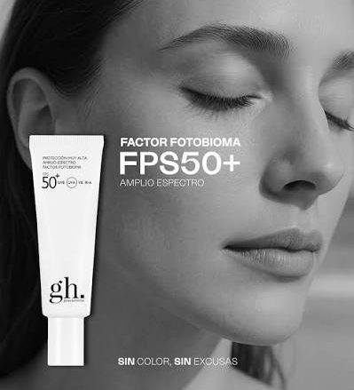 El gh Factor Fotobioma SPF 50+ de Gema Herrerías en Gran Farmacia Andorra es un protector solar facial incoloro de muy alta protección y amplio espectro, diseñado para proteger la piel de todas las radiaciones y cuidar su microbioma. 🛡️ Tipo de Protección UVB y UVA: Cuenta con SPF 50+ y un alto índice de protección UVA (UVA-PF 40,6). Luz Visible e Infrarrojos: Protege contra la luz azul (pantallas) y la radiación IR-A. Filtros avanzados: Utiliza filtros solares de última generación y fotoestables. 🧪 Beneficios y Activos Principales Factor fotobioma: Incorpora el prebiótico Photobiome™ que protege y equilibra la dermobiota cutánea. Antienvejecimiento: Contiene niacinamida, ácido hialurónico y ashwagandha con acción antioxidante, hidratante y antipolución. Efecto matificante: Incluye almidón de arroz, lo que aporta un acabado mate y tacto seco. 👤 ¿Para quién está indicado? Es apto para todos los tipos de piel, incluidas las pieles grasas (no es comedogénico), pieles sensibles, deshidratadas o aquellas preocupadas por las manchas y el envejecimiento. 📝 Modo de empleo Aplicar una cantidad suficiente de forma uniforme sobre el rostro cada mañana como último paso de la rutina, evitando los ojos, y reaplicar a lo largo del día. Gran Farmacia Andorra Gran Farmacia Andorra