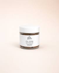 El producto oficial que buscas es el IN-898 ANTIEDAD Complemento alimenticio de la marca española Gema Herrerías, disponible en Gran Farmacia Andorra. Este producto es un tratamiento de nutricosmética diseñado para combatir los signos del envejecimiento desde el interior, mejorando la hidratación, firmeza y elasticidad de la piel. Características principales del GH IN-898 Componentes clave: Contiene fitoceramidas (Ceramosides™), ácidos grasos omega 3, 6 y 9 (de onagra y linaza), ácido hialurónico, coenzima KSM-66® (ashwagandha), niacinamida y bisglicanato de magnesio. Beneficios demostrados: Reduce la profundidad de las arrugas en un 12,7 %, disminuye la pérdida de agua transepidérmica en un 17,4 % y aumenta el potencial antioxidante en un 36,9 %. Formato: Envase con 60 cápsulas de gelatina blanda. Modo de empleo: Se recomienda tomar 2 cápsulas al día juntas con un vaso de agua, preferiblemente por la mañana con el desayuno. Restricciones: No es apto para embarazadas, mujeres en periodo de lactancia, ni personas alérgicas al trigo o la soja. Es libre de lactosa y apto para celíacos (menos de 20 ppm de gluten).  Si lo deseas, puedes consultar el catálogo completo en la sección de Complementos Alimenticios de Gema Herrerías de Gran Farmacia Andorra para conocer más sobre su "Código Piel" Para ayudarte a optimizar tu rutina de cuidado de la piel, ¿podrías decirme tu tipo de piel (seca, mixta, grasa), si tienes alguna preocupación específica además de las arrugas (como manchas o flacidez) y qué productos utilizas actualmente por la mañana y por la noche?
