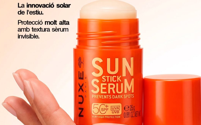 Proporciona a la piel protección solar concentrada en un formato stick ultrapráctico con acabado invisible. Este Sérum en Stick Solar SPF50+ protege el rostro y las zonas más expuestas a los rayos UVA/UVB y la luz azul, ayudando a prevenir la aparición de manchas oscuras. Su complejo antioxidante de arroz y romero ofrece protección celular antiedad y ayuda a prevenir el fotoenvejecimiento prematuro. Combinado con la vitamina E, ayuda a proteger la piel del estrés oxidativo causado por la exposición solar. La fórmula proporciona hidratación de larga duración y refuerza la barrera cutánea. Resistente al agua y no comedogénico, es adecuado para todos los tipos y tonos de piel. Su textura invisible y no grasa se extiende fácilmente y se integra a la perfección en tu rutina diaria de cuidado de la piel. Su formato práctico para llevar es ideal para retoques en cualquier momento del día y permite una aplicación rápida en un solo gesto. El acabado no deja marcas blancas para el 100 % de los usuarios⁽¹⁾ y la piel permanece hidratada para el 94 % de ellos⁽¹⁾.  Su evocador aroma navideño cautiva los sentidos con notas de coco, flor de tiaré y vainilla, invitándote a revivir el verano. Probado dermatológicamente. Proporciona a la piel protección solar concentrada en un formato stick ultrapráctico con acabado invisible. Este Sérum en Stick Solar SPF50+ protege el rostro y las zonas más expuestas a los rayos UVA/UVB y la luz azul, ayudando a prevenir la aparición de manchas oscuras. Su complejo antioxidante de arroz y romero ofrece protección celular antiedad y ayuda a prevenir el fotoenvejecimiento prematuro. Combinado con la vitamina E, ayuda a proteger la piel del estrés oxidativo causado por la exposición solar. La fórmula proporciona hidratación de larga duración y refuerza la barrera cutánea. Resistente al agua y no comedogénico, es adecuado para todos los tipos y tonos de piel. Su textura invisible y no grasa se extiende fácilmente y se integra a la perfección en tu rutina diaria de cuidado de la piel. Su formato práctico para llevar es ideal para retoques en cualquier momento del día y permite una aplicación rápida en un solo gesto. El acabado no deja marcas blancas para el 100 % de los usuarios⁽¹⁾ y la piel permanece hidratada para el 94 % de ellos⁽¹⁾.  Su evocador aroma navideño cautiva los sentidos con notas de coco, flor de tiaré y vainilla, invitándote a revivir el verano. Probado dermatológicamente. 