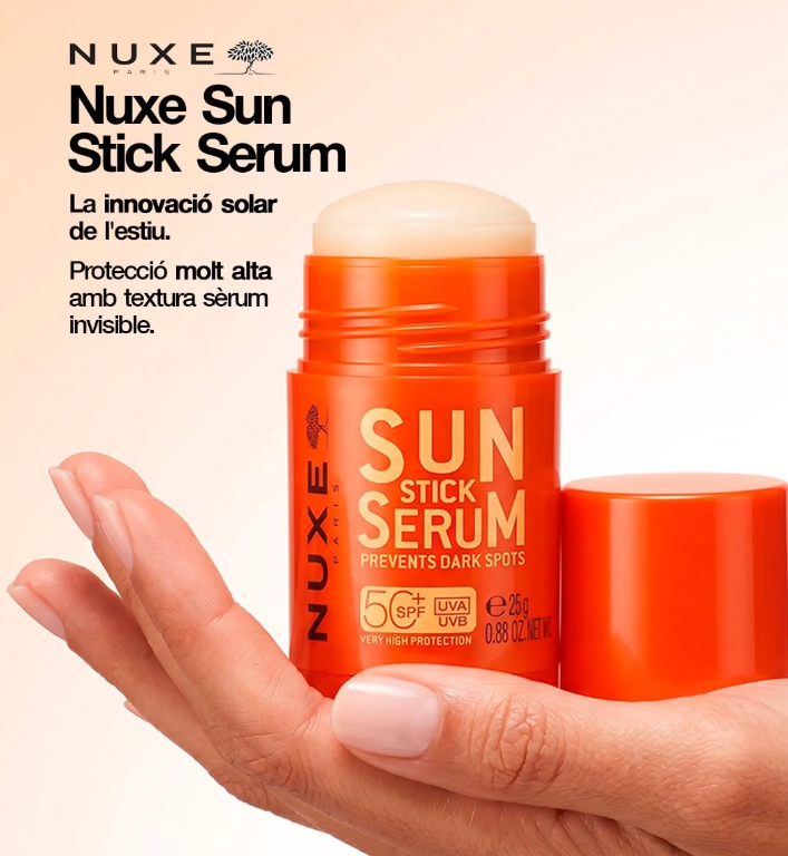 Proporciona a la piel protección solar concentrada en un formato stick ultrapráctico con acabado invisible. Este Sérum en Stick Solar SPF50+ protege el rostro y las zonas más expuestas a los rayos UVA/UVB y la luz azul, ayudando a prevenir la aparición de manchas oscuras. Su complejo antioxidante de arroz y romero ofrece protección celular antiedad y ayuda a prevenir el fotoenvejecimiento prematuro. Combinado con la vitamina E, ayuda a proteger la piel del estrés oxidativo causado por la exposición solar. La fórmula proporciona hidratación de larga duración y refuerza la barrera cutánea. Resistente al agua y no comedogénico, es adecuado para todos los tipos y tonos de piel. Su textura invisible y no grasa se extiende fácilmente y se integra a la perfección en tu rutina diaria de cuidado de la piel. Su formato práctico para llevar es ideal para retoques en cualquier momento del día y permite una aplicación rápida en un solo gesto. El acabado no deja marcas blancas para el 100 % de los usuarios⁽¹⁾ y la piel permanece hidratada para el 94 % de ellos⁽¹⁾.  Su evocador aroma navideño cautiva los sentidos con notas de coco, flor de tiaré y vainilla, invitándote a revivir el verano. Probado dermatológicamente. Proporciona a la piel protección solar concentrada en un formato stick ultrapráctico con acabado invisible. Este Sérum en Stick Solar SPF50+ protege el rostro y las zonas más expuestas a los rayos UVA/UVB y la luz azul, ayudando a prevenir la aparición de manchas oscuras. Su complejo antioxidante de arroz y romero ofrece protección celular antiedad y ayuda a prevenir el fotoenvejecimiento prematuro. Combinado con la vitamina E, ayuda a proteger la piel del estrés oxidativo causado por la exposición solar. La fórmula proporciona hidratación de larga duración y refuerza la barrera cutánea. Resistente al agua y no comedogénico, es adecuado para todos los tipos y tonos de piel. Su textura invisible y no grasa se extiende fácilmente y se integra a la perfección en tu rutina diaria de cuidado de la piel. Su formato práctico para llevar es ideal para retoques en cualquier momento del día y permite una aplicación rápida en un solo gesto. El acabado no deja marcas blancas para el 100 % de los usuarios⁽¹⁾ y la piel permanece hidratada para el 94 % de ellos⁽¹⁾.  Su evocador aroma navideño cautiva los sentidos con notas de coco, flor de tiaré y vainilla, invitándote a revivir el verano. Probado dermatológicamente. 