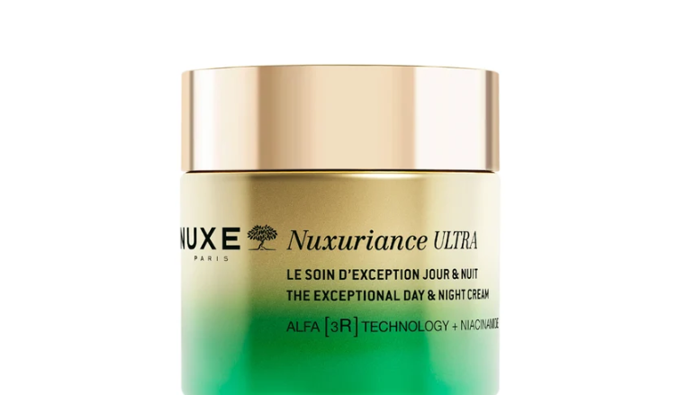 Comprar Tratamiento Excepcional Día y Noche NUXE 75 ml en Gran Farmacia Andorra. En un formato deluxe 75ml, este tratamiento antiedad global excepcional combina la doble eficacia de un tratamiento de día y noche para corregir visiblemente los principales signos de la edad con la TECNOLOGÍA ALFA [3R]* exclusiva de NUXE. Enriquecido con Niacinamida, un activo de alta eficacia y con múltiples propiedades. Este tratamiento sublima la luminosidad y unifica la tez, al tiempo que revela una piel radiante de juventud. Al instante: La piel parece alisada para el 88% de las mujeres. En 7 días: La piel parece más firme para el 90% de las mujeres. En 28 días ⁽⁴⁾: - Las arrugas parecen alisadas para el 87% de las mujeres. - La piel está más luminosa para el 100% de las mujeres. - Le tez está más uniforme para el 90% de las mujeres. Una eficacia antiedad global, tanto de día como de noche, combinada con una sensorialidad única. Su textura universal es adecuada para todos los tipos de piel. 9 de cada 10 mujeres lo elegirían.