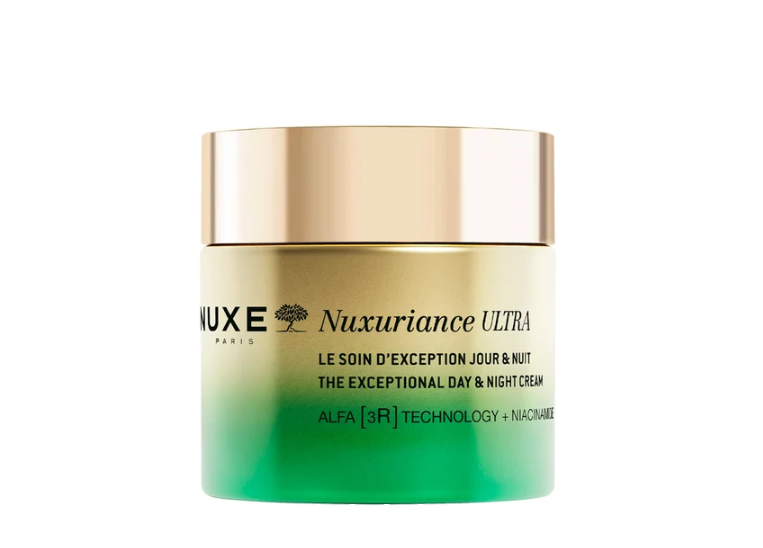 Comprar Tratamiento Excepcional Día y Noche NUXE 75 ml en Gran Farmacia Andorra. En un formato deluxe 75ml, este tratamiento antiedad global excepcional combina la doble eficacia de un tratamiento de día y noche para corregir visiblemente los principales signos de la edad con la TECNOLOGÍA ALFA [3R]* exclusiva de NUXE. Enriquecido con Niacinamida, un activo de alta eficacia y con múltiples propiedades. Este tratamiento sublima la luminosidad y unifica la tez, al tiempo que revela una piel radiante de juventud. Al instante: La piel parece alisada para el 88% de las mujeres. En 7 días: La piel parece más firme para el 90% de las mujeres. En 28 días ⁽⁴⁾: - Las arrugas parecen alisadas para el 87% de las mujeres. - La piel está más luminosa para el 100% de las mujeres. - Le tez está más uniforme para el 90% de las mujeres. Una eficacia antiedad global, tanto de día como de noche, combinada con una sensorialidad única. Su textura universal es adecuada para todos los tipos de piel. 9 de cada 10 mujeres lo elegirían.