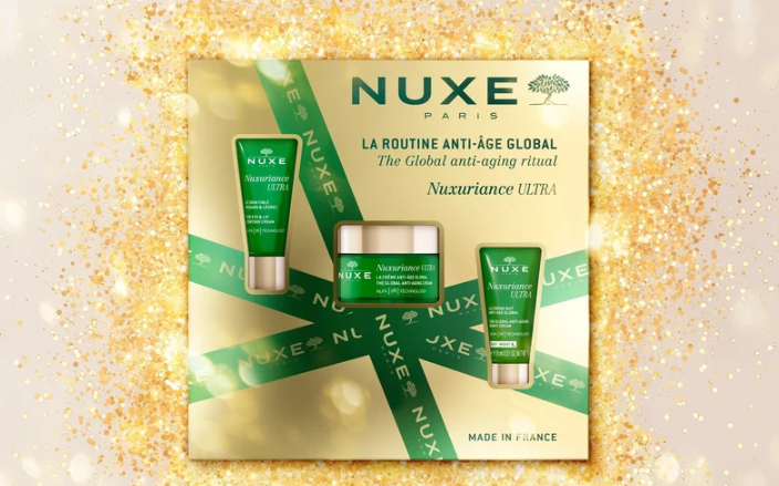 Comprar NUXE Set de regalo Nuxuriance Ultra en Gran Farmàcia Andorra. Ritual antiedad global. La rutina antiedad global Nuxuriance Ultra es más eficaz que el retinol*, gracias a la Tecnología Alfa [3R]**, que ayuda a [R]evitalizar, [R]enovar y [R]egenerar la piel. El set de regalo contiene:  - La Crema Antiedad Global Nuxuriance Ultra 50 ml - El Tratamiento para Contorno de Ojos y Labios Nuxuriance Ultra 15 ml - La Crema de Noche Antiedad Global Nuxuriance Ultra 15 ml Cosmética formulada y producida en Francia.  Set 100 % cartón, 0 % plástico y fabricado en Francia. Dimensiones: 235 x 71 x 230 mm