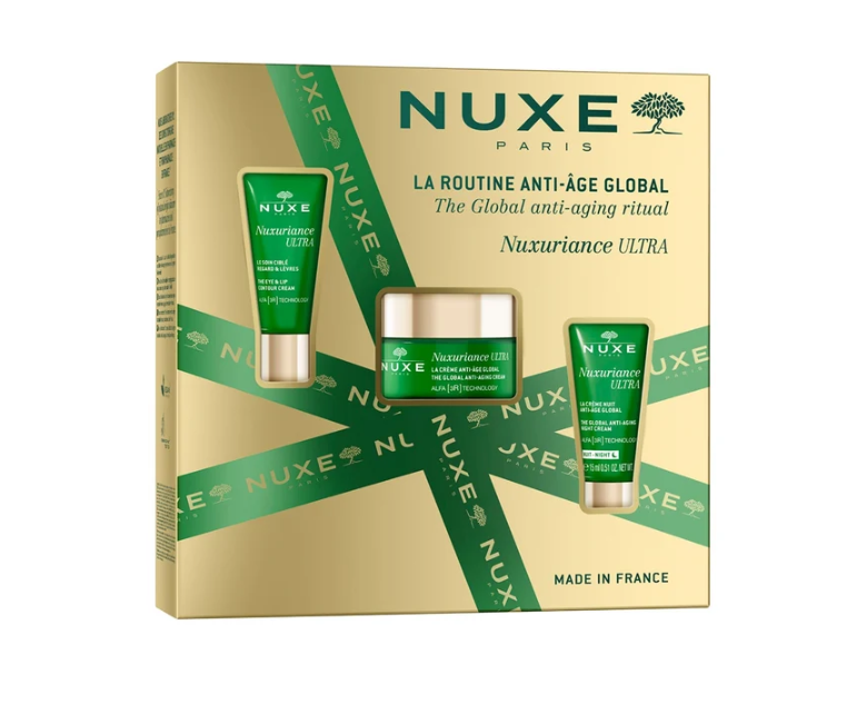 Comprar NUXE Set de regalo Nuxuriance Ultra en Gran Farmàcia Andorra. Ritual antiedad global. La rutina antiedad global Nuxuriance Ultra es más eficaz que el retinol*, gracias a la Tecnología Alfa [3R]**, que ayuda a [R]evitalizar, [R]enovar y [R]egenerar la piel. El set de regalo contiene:  - La Crema Antiedad Global Nuxuriance Ultra 50 ml - El Tratamiento para Contorno de Ojos y Labios Nuxuriance Ultra 15 ml - La Crema de Noche Antiedad Global Nuxuriance Ultra 15 ml Cosmética formulada y producida en Francia.  Set 100 % cartón, 0 % plástico y fabricado en Francia. Dimensiones: 235 x 71 x 230 mm