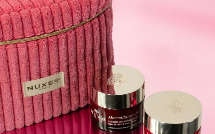 Compra Ritual Lifting y Firmeza Merveillance Lift NUXE en Gran Farmacia Andorra. Día y Noche. Fortalece la piel a diario con el ritual Día y Noche Lifting y Firmeza para una piel visiblemente más joven. Con sus texturas únicas y fundentes, esta rutina ofrece eficacia antiedad con la máxima sensorialidad para una piel más lisa y firme. Crema en Polvo Reafirmante 50 ml: Corrige las arrugas y reafirma la piel. Su acabado en polvo crea un efecto difuminado natural para un acabado «impecable». En 2 meses, la piel está más lisa para el 63 %⁽¹⁾. Crema Concentrada de Noche 50 ml: Corrige las arrugas durante la noche para una piel más firme como tras un lifting, y una energía renovada por la mañana. Al despertar, este concentrado de eficacia antiedad revela una piel relajada y descansada, como si hubieras dormido 2 horas más⁽²⁾. La piel se alisa para el 100 % de las mujeres⁽³⁾.