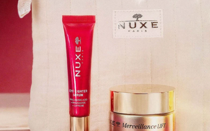 Comprar Dúo Día, Noche & Ojos NUXE en Gran Farmacia Andorra | Alisa e ilumina. Descubre el Dúo Día & Noche & Ojos para una piel sublimada, alisada e iluminada. Esta rutina contiene: - 1 Sérum Iluminador Ojos 12 ml - 1 La Crema Excepcional Día & Noche 75 ml, Merveillance Lift - 1 Neceser Regálate un momento de lujo y cuidado con esta rutina completa, diseñada para revelar una piel visiblemente más joven y radiante. Gracias a la eficacia del Aceite de Microalga ultra-correctivo, cada gota concentra el poder de 4 mil millones de células activas para alisar las arrugas, reafirmar la piel e iluminar la tez. Ideal para todo tipo de pieles, esta rutina te acompaña día y noche para una mirada descansada y una piel revitalizada. Los productos se entregan por separado. Imagen no contractual. Commencez votre rituel en appliquant le Sérum Yeux Éclat sur le contour des yeux, matin et soir. Sa texture effet blur atténue instantanément les signes de fatigue et illumine le regard. Poursuivez avec Le Soin d'Exception Jour & Nuit 75 ml, Merveillance Lift, en chauffant une noisette de crème entre vos mains avant de l’appliquer sur le visage, le cou et le décolleté. Massez délicatement jusqu’à absorption complète pour une peau lissée, ferme et éclatante. Utilisez la pour ranger vos essentiels beauté et les emporter partout avec vous.