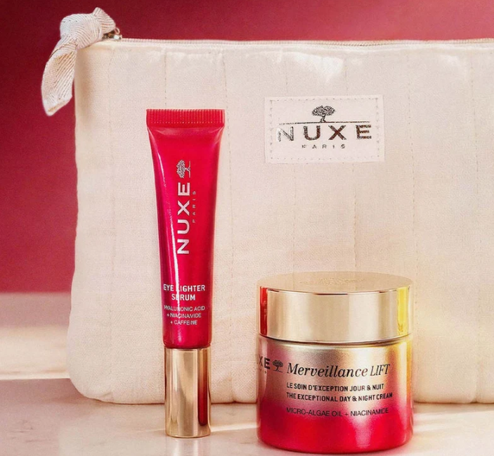 Comprar Dúo Día, Noche & Ojos NUXE en Gran Farmacia Andorra | Alisa e ilumina. Descubre el Dúo Día & Noche & Ojos para una piel sublimada, alisada e iluminada. Esta rutina contiene: - 1 Sérum Iluminador Ojos 12 ml - 1 La Crema Excepcional Día & Noche 75 ml, Merveillance Lift - 1 Neceser Regálate un momento de lujo y cuidado con esta rutina completa, diseñada para revelar una piel visiblemente más joven y radiante. Gracias a la eficacia del Aceite de Microalga ultra-correctivo, cada gota concentra el poder de 4 mil millones de células activas para alisar las arrugas, reafirmar la piel e iluminar la tez. Ideal para todo tipo de pieles, esta rutina te acompaña día y noche para una mirada descansada y una piel revitalizada. Los productos se entregan por separado. Imagen no contractual. Commencez votre rituel en appliquant le Sérum Yeux Éclat sur le contour des yeux, matin et soir. Sa texture effet blur atténue instantanément les signes de fatigue et illumine le regard. Poursuivez avec Le Soin d'Exception Jour & Nuit 75 ml, Merveillance Lift, en chauffant une noisette de crème entre vos mains avant de l’appliquer sur le visage, le cou et le décolleté. Massez délicatement jusqu’à absorption complète pour une peau lissée, ferme et éclatante. Utilisez la pour ranger vos essentiels beauté et les emporter partout avec vous.